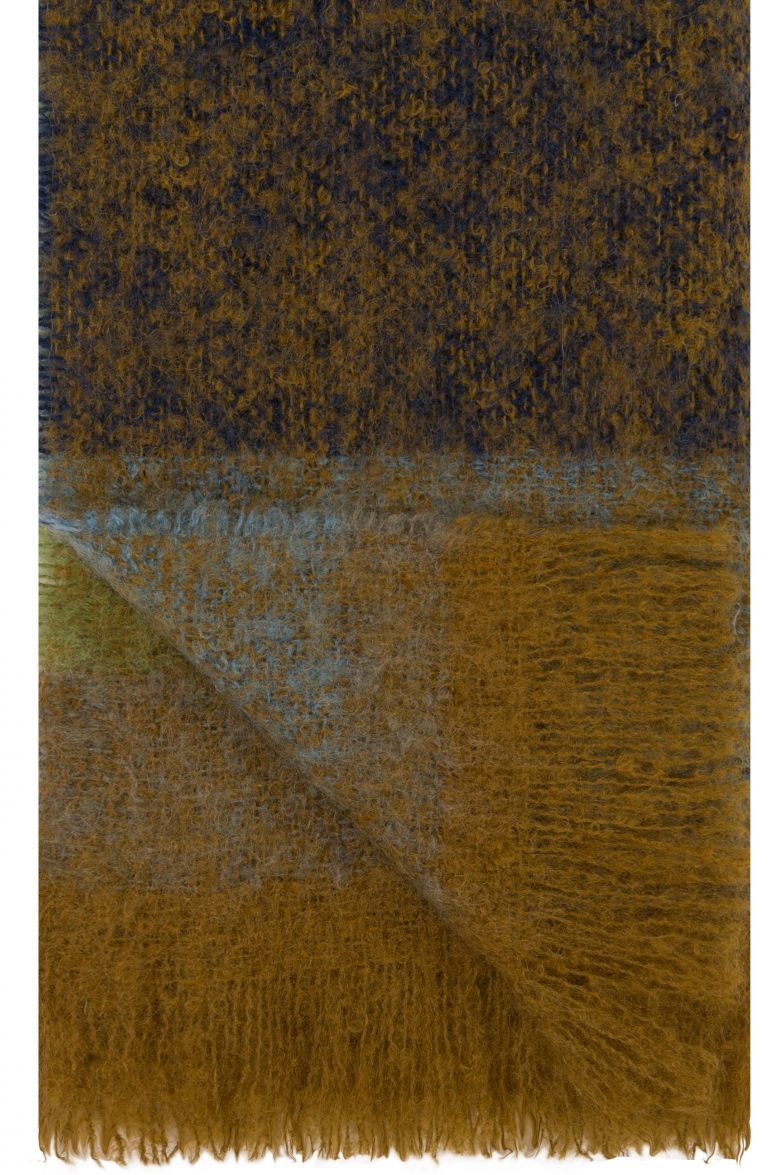 Plaids gehen immer und sind ein schönes Accessoire, um die Stimmungen der Jahreszeiten einzufangen. Zum Beispiel mit dieser Mohair- Decke: «Mikome Indigo» kommt in warmen Erdtönen daher und erinnert an die Farben des Herbstes. DESIGNERSGUILD.COM