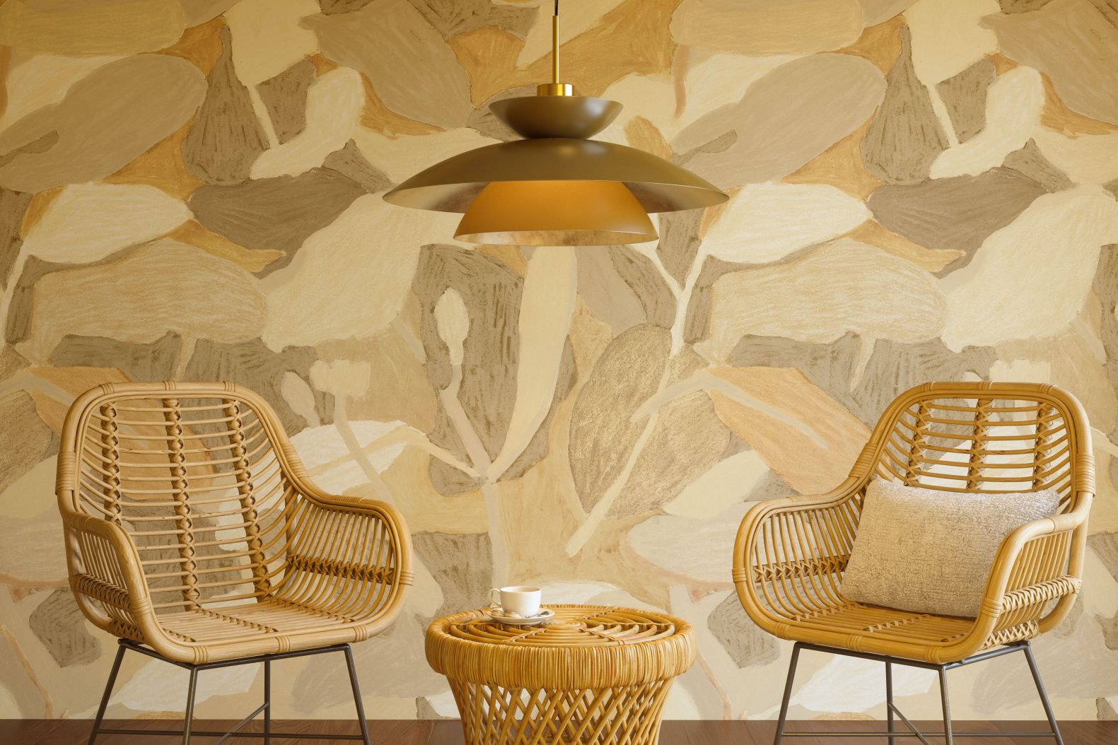 Die Tapete «Tagua» gehört zur Kollektion «Nomadic Journeys» und zeigt ein abstrakt-florales Muster, das es entweder in warmen Beige-Kalk-Nuancen oder in einem Kolorit aus Grün-, Rot- und Blautönen gibt. Das Muster wurde im Atelier von Hand mit Gouache und Wachskreiden gemalt. FISCHBACHER1819.COM, Foto: © Christian Fischbacher Co. AG