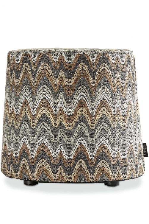 Der schlichte Sitzhocker «Ola» mit seinem wellenförmigen Design wirkt auf den ersten Blick wie ge- häkelt. Es gibt ihn in vier verschiedenen, teils auch knalligen Farben. Hier kommt er in sanft aufeinander abgestimmten Beige- und Brauntönen daher. ROHLEDER.COM