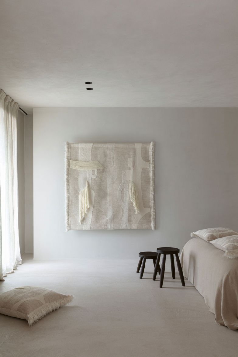 Hinter dem Label Meisterwerke stehen Isabelle Torrelle und Christian Otto, die ihre Leidenschaft für Kunst und Textilien in eigenen Kollektionen zum Ausdruck bringen. Bei «Nomado» war der architektonische Einfluss des Brutalismus die Inspirationsquelle für die Gestaltung der neusten Kollektion. MEISTERWERKE.BE