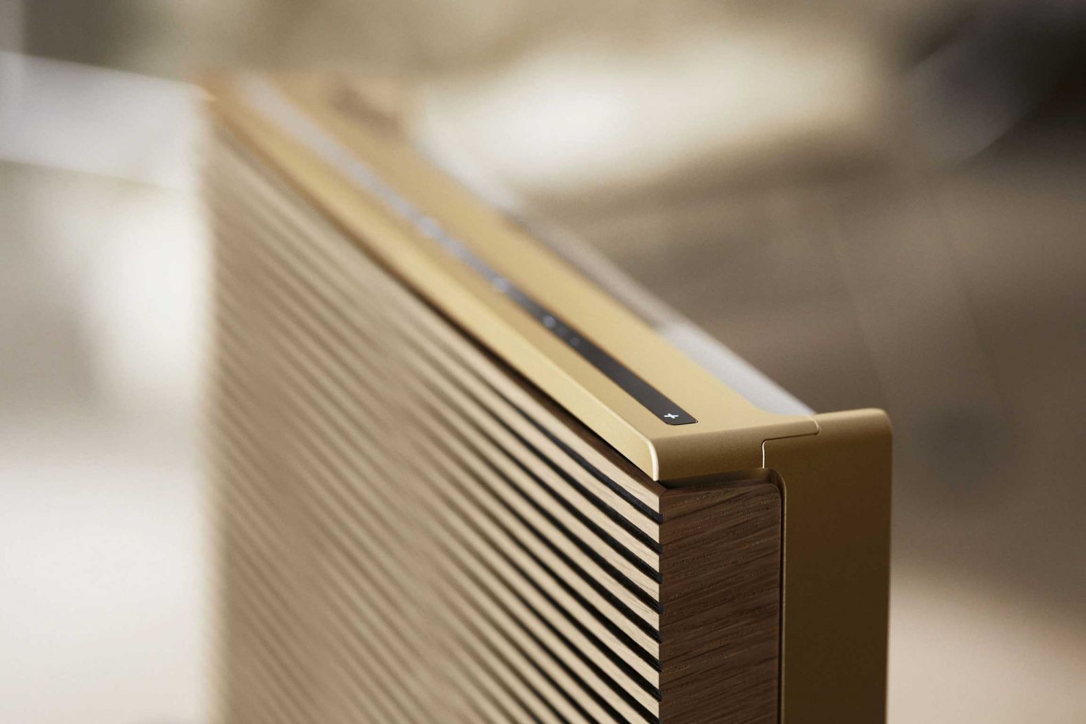 Hingucker: Kompakt kommt sie daher, die Sunrise TV Box, die mit ihrer Form und dem chicen Stoffcover mit dem Red Dot Design Award 2021 ausgezeichnet wurde. Sie überzeugt auch bezüglich Nachhaltigkeit: Das Gehäuse ist zu über 85 % aus recyceltem Plastik hergestellt und die Verpackung ist plastikfrei. Die Box hat einen Stromverbrauch von unter 5 Watt und lässt sich einfach einrichten und bedienen. SUNRISE.CH/TV