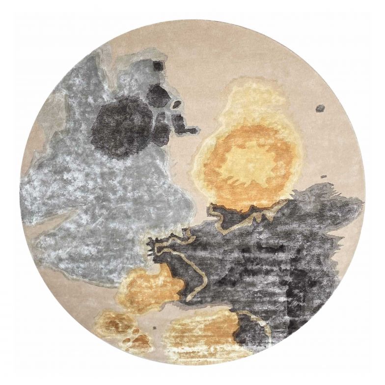 Warum die Kollektion «Terra» heisst, erschliesst sich auf den ersten Blick. Auf neutralem Rund scheinen Ocker- und Blautöne wie Aquarellfarben auf Papier zu verlaufen, was dem Modell die Anmutung einer Aufnahme der Erde verleiht. ROCHE-BOBOIS.COM