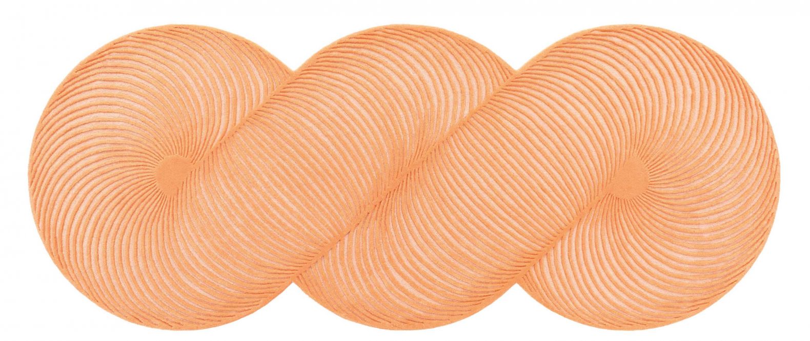 Die sich ständig verändernde Silhouette von «Giro» erinnert an eine unendliche Achterbahn oder an eine Schlange, die sich zum Schlafen zusammenrollt. Der Teppich besteht aus 100 % Wolle und wird in Indien mit der Hand-Tufting-Methode hergestellt. Dabei handelt es sich um eine mühsame Arbeit, die sechs volle Tage in Anspruch nimmt. GAN-RUGS.COM