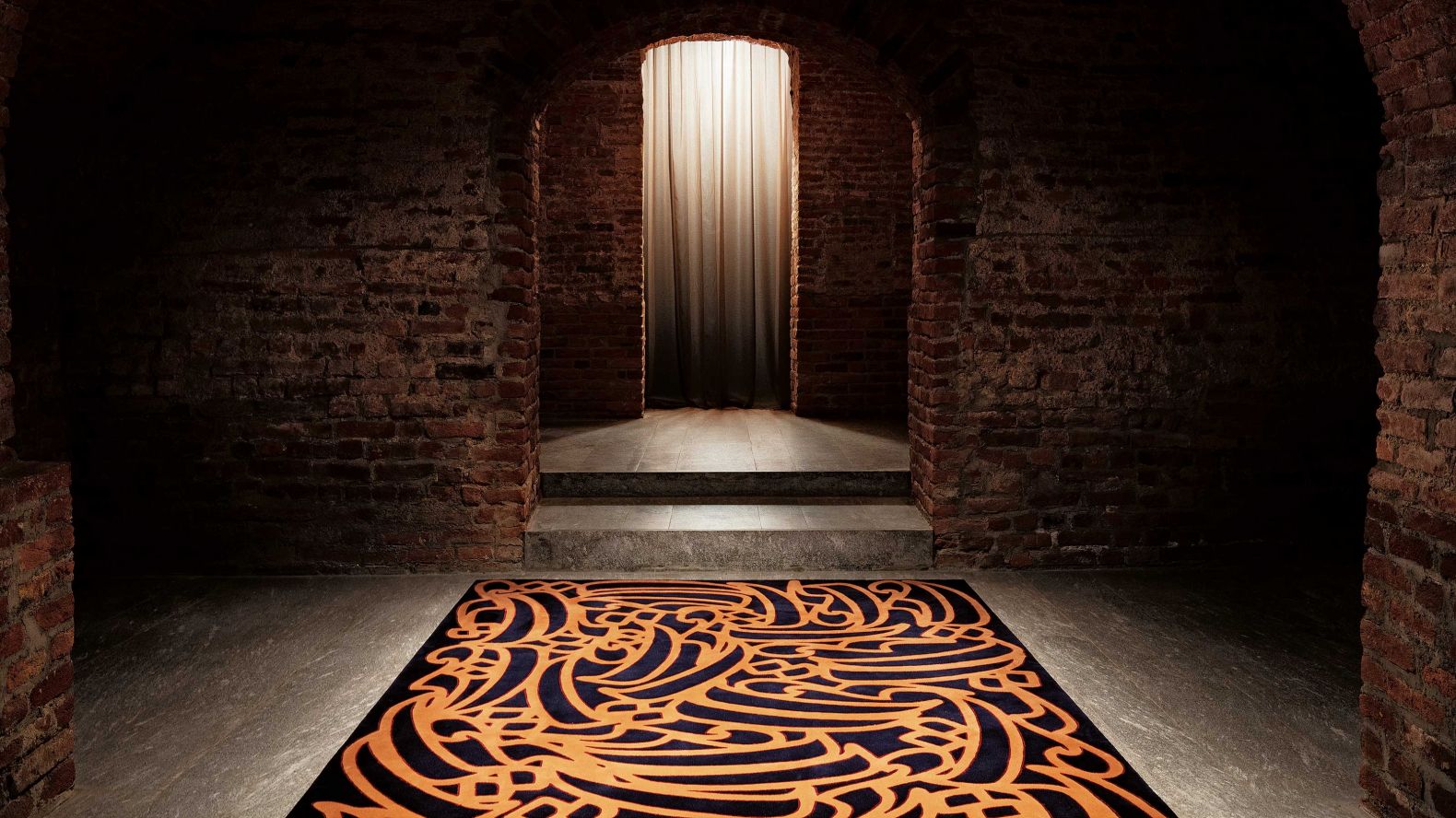 Zwei Buchstaben fliessen bei Teppich «Afsun« ineinander: «H» und «T». Sie stehen nicht nur für die Initialen des Designers Hadi Teherani, sondern auch für die Wörter «Heetch» und «Tamam» aus dem Sufismus, was «Das komplette Nichts sein» bedeutet. Der Teppich ist aus reiner Merinowolle. FISCHBACHER.CH