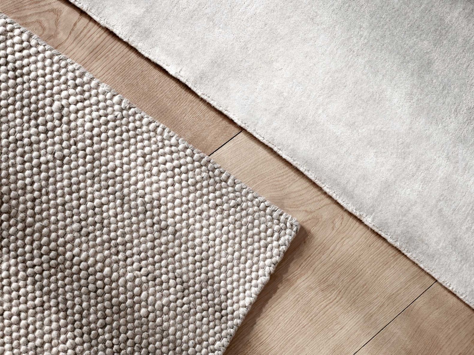 Dieser Teppich ist aus reiner, neuseeländischer Wolle handgewebt und eignet sich mit seiner feinen Struktur ideal als Raumgeber in jedem Wohnbereich. In zwei Grössen und in verschiedenen Beigetönen erhältlich. VIPP.COM