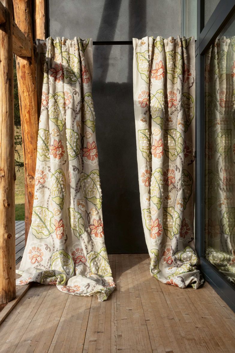 Nomen est omen – denn die Stickereien bei «Handmade» sind mit Liebe zum Detail mehrheitlich handgefertigt. Die Grundware des Vorhangs ist aus 100% Leinen und hat einen Fischgrät-Effekt. Es gibt ihn in vier Farben. Bestickt ist er mit floralen Motiven in zarten Farbstellungen. CHRISTIAN FISCHBACHER.