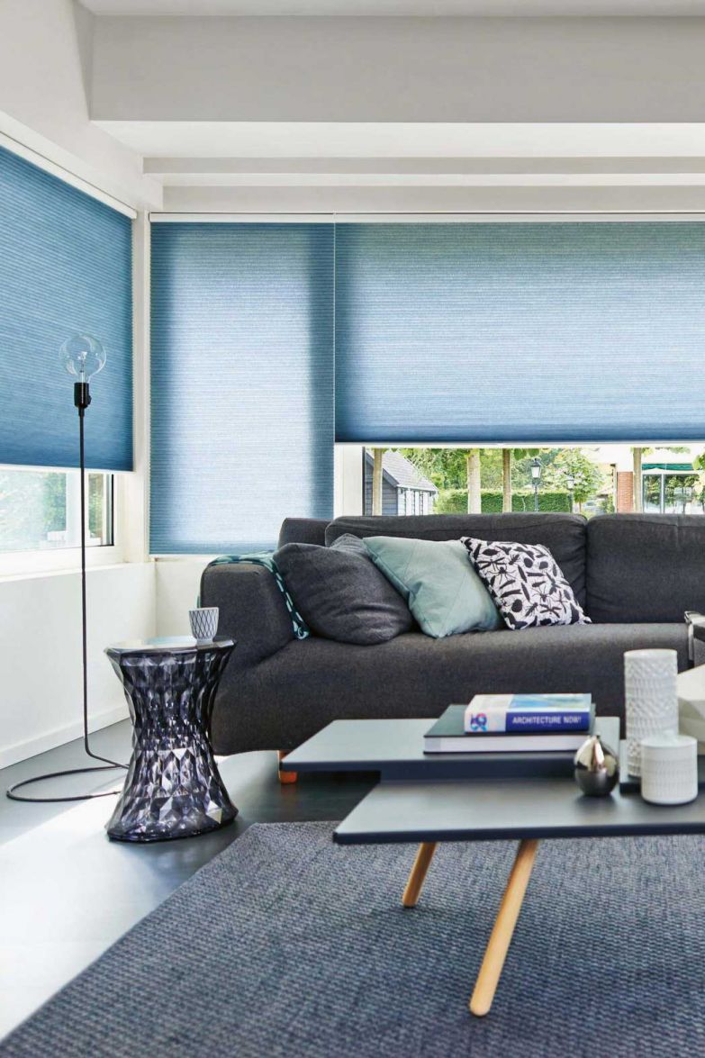 Sie sorgen nicht nur für die richtige Lichtstimmung, sondern sind auch Licht-, Sicht- und Sonnenschutz in einem. Denn die Wabenplissee filtern das Licht durch die Wabenstruktur doppelt, gleichzeitig wird das Raumklima nachhaltig verbessert. DUETTE.