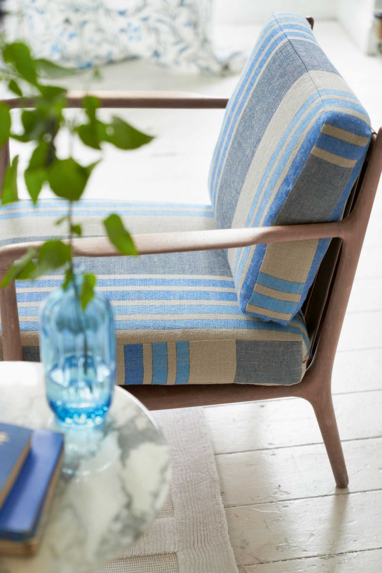 Neun neue Stofflinien umfasst die Frühjahrs-/Sommerkollektion des britischen Wohntextil-Unternehmens. Eine davon ist «Brera Striato»; der weiche, gewebte Leinenstoff im Streifendesign wird durch feine graphitfarbene Linien akzentuiert. Gibt es in vier Farbvarianten. DESIGNERSGUILD.