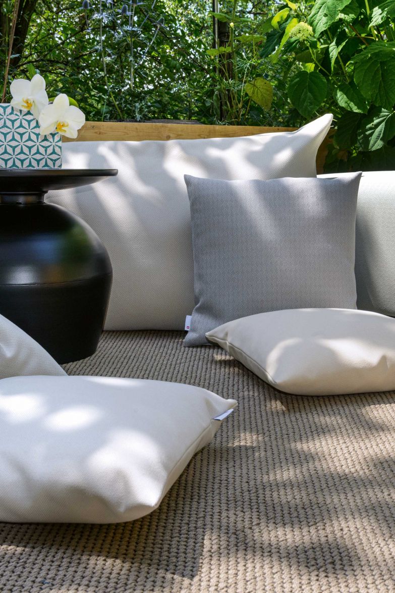 «Tisca Garden» umfasst Teppiche und Stoffe. Sie alle erfüllen die Bedingungen, die an Outdoortextilien geknüpft sind: widerstandsfähig, robust, schnelltrocknend und gleichzeitig weich und angenehm in der Haptik. Die neuen Stoffe für Kissen, Sitzauflagen und Sonnenliegen entsprechen diesen Anforderungen und überzeugen gleichzeitig mit Mustern, Farben und Materialität. TISCA.