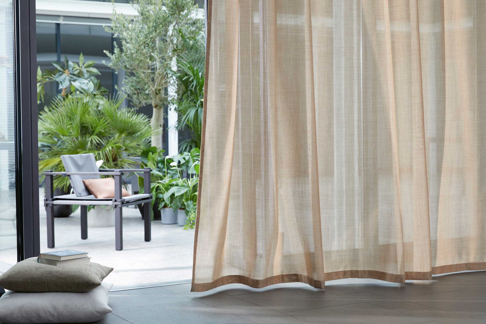 «Inside/Outside» heisst die neue Kollektion des Schweizer Textilspezialisten, einer von Leichtigkeit und Natur inspirierten Linie aus sieben Stoffen, die sowohl für den Innen- wie Aussenbereich eingesetzt werden können. Die Bandbreite reicht von puren Uni- bis hin zu poetischen Stoffen, die von abstrahiert floralen Scherenschnitt-Motiven durchzogen werden. CREATION BAUMANN.