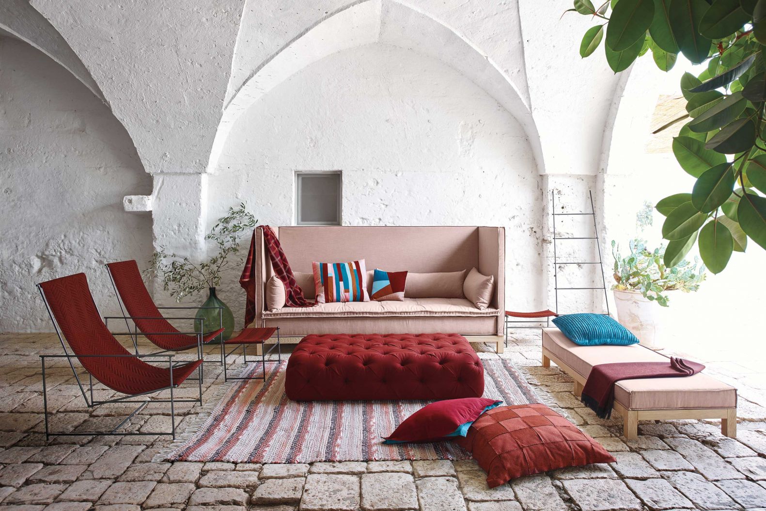 Die perfekte Kombination aus Farbe, Struktur und Mustern schafft eine schöne Atmosphäre. Mit einer weichen Oberfläche und eleganten, aktuellen Designs ist Sunbrella die ideale Wahl für zahlreiche Anwendungsbereiche. Die Stoffe von Sunbrella eigenen sich nicht nur für den Innenraum, denn sie sind strapazierfähig und lichtbeständig. So wird auch der Aussenraum zu einem zweiten Wohnzimmer. Sunbrella.