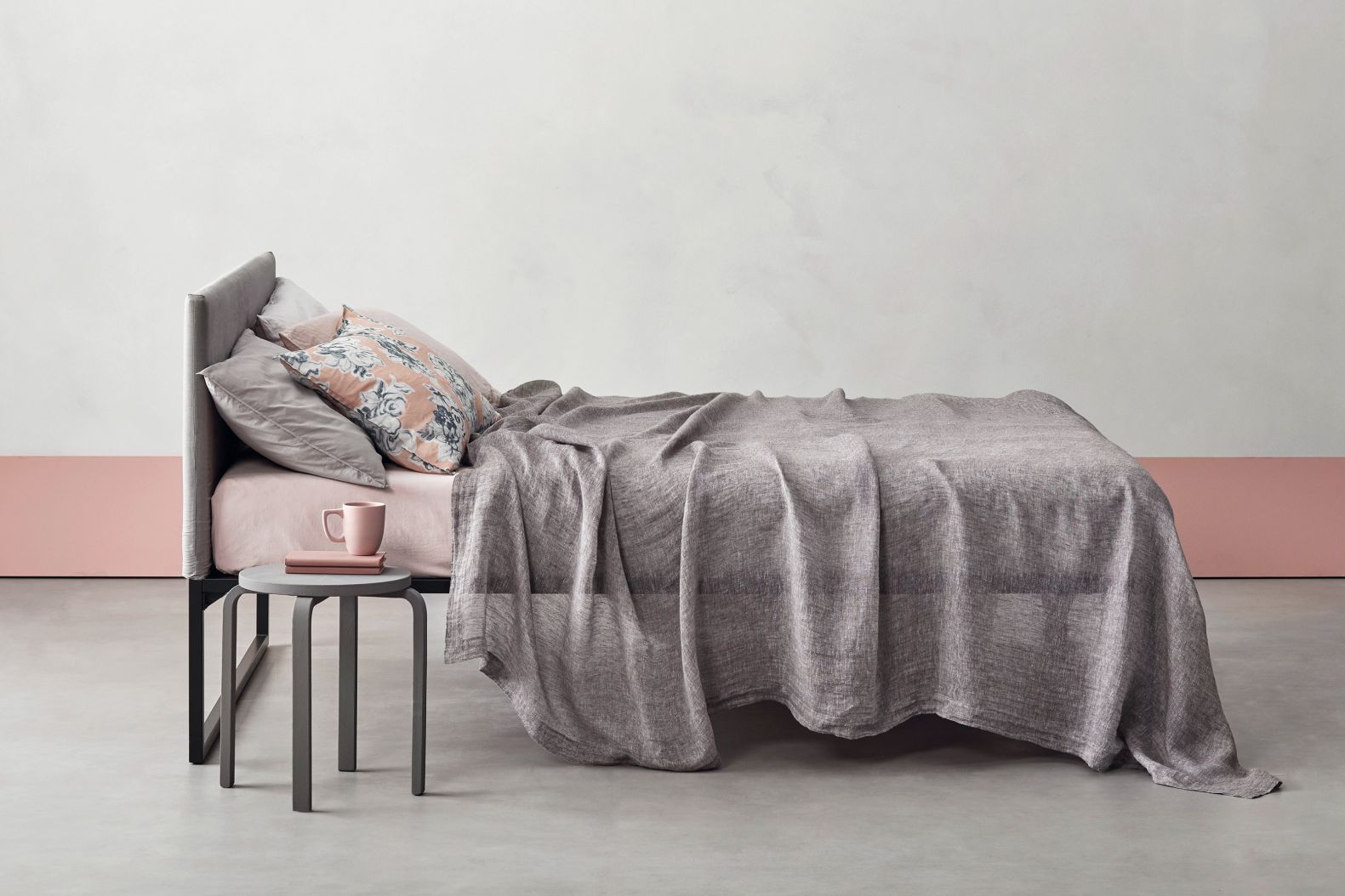 Die Bettwäschekollektion stammt aus einem alteingesessenem Textilbetrieb, der auch als Stoffproduzent für die Modebranche tätig ist. Vielleicht bietet er deshalb den fein aufeinander abgestimmten Mix aus Mustern und Farben. Society Limonta.