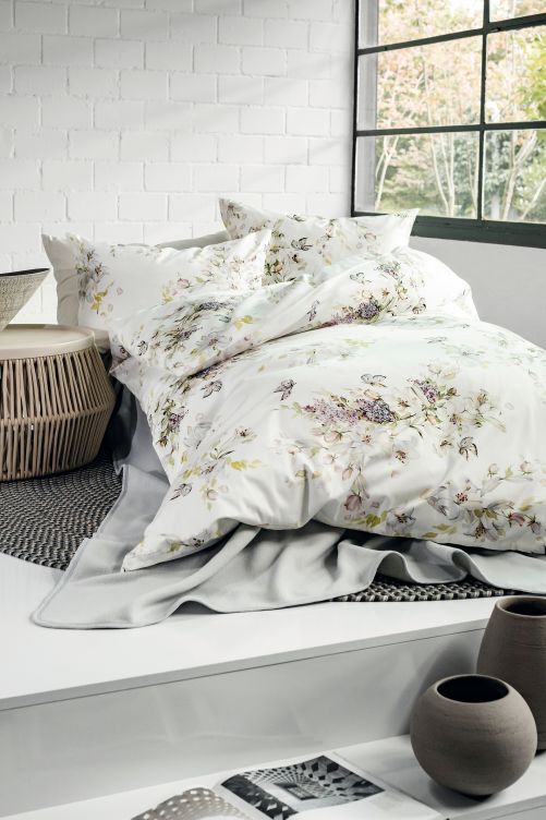 Die Blumenwiese, auf der selbst Heuschnupfen-Allergiker ungehindert liegen können: Für Bettwäsche «Exqisita» wird ein hochwertiger Baumwoll-Mako-Satin verarbeitet, der mit seinem zarten floralen Aufdruck für Frühlingsgefühle sorgt. Divina.