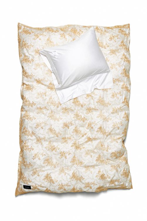 Wie man sich bettet, so liegt man. In diesem Fall in Wäsche aus klassischer transparenter und geblümter Spitze. Magniberg.