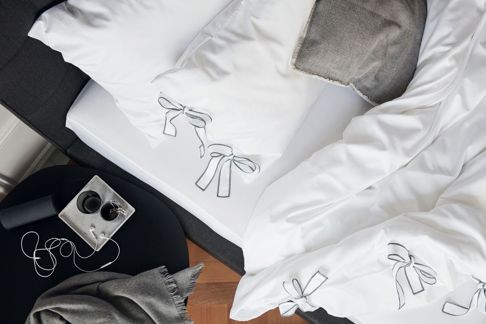 Die Zürcherin Franziska Edelmann verarbeitet für ihre Bettwäsche ausschliesslich Baumwollstoffe aus extra langstapeliger Baumwolle, die sie in Norditalien herstellen lässt. Verwendet wird nur feinstes Garn, das sehr dicht gewoben werden kann. Vier Styles in jeweils zwölf verschiedenen Akzentfarben sind online in jedem Mass konfigurierbar. Das hübsche Dessin mit den Schleifen heisst «Bow». White Plus.