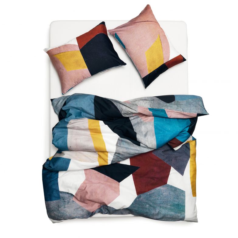 Die Künstler-Edition des Unternehmens entsteht jeweils in Zusammenarbeit mit Künstler- und DesignerInnen. Modell «Casso» stammt aus der Feder des Niederländers Brian De Graft, der sich für das Dessin von Picasso-Gemälden, abstrakten Formen und der Collagetechnik inspirieren liess. Verwendet wird nur qualitativ hochwertiges, teilweise Ökotex 100 zertifiziertes Material aus Italien. Zig Zag Zurich.