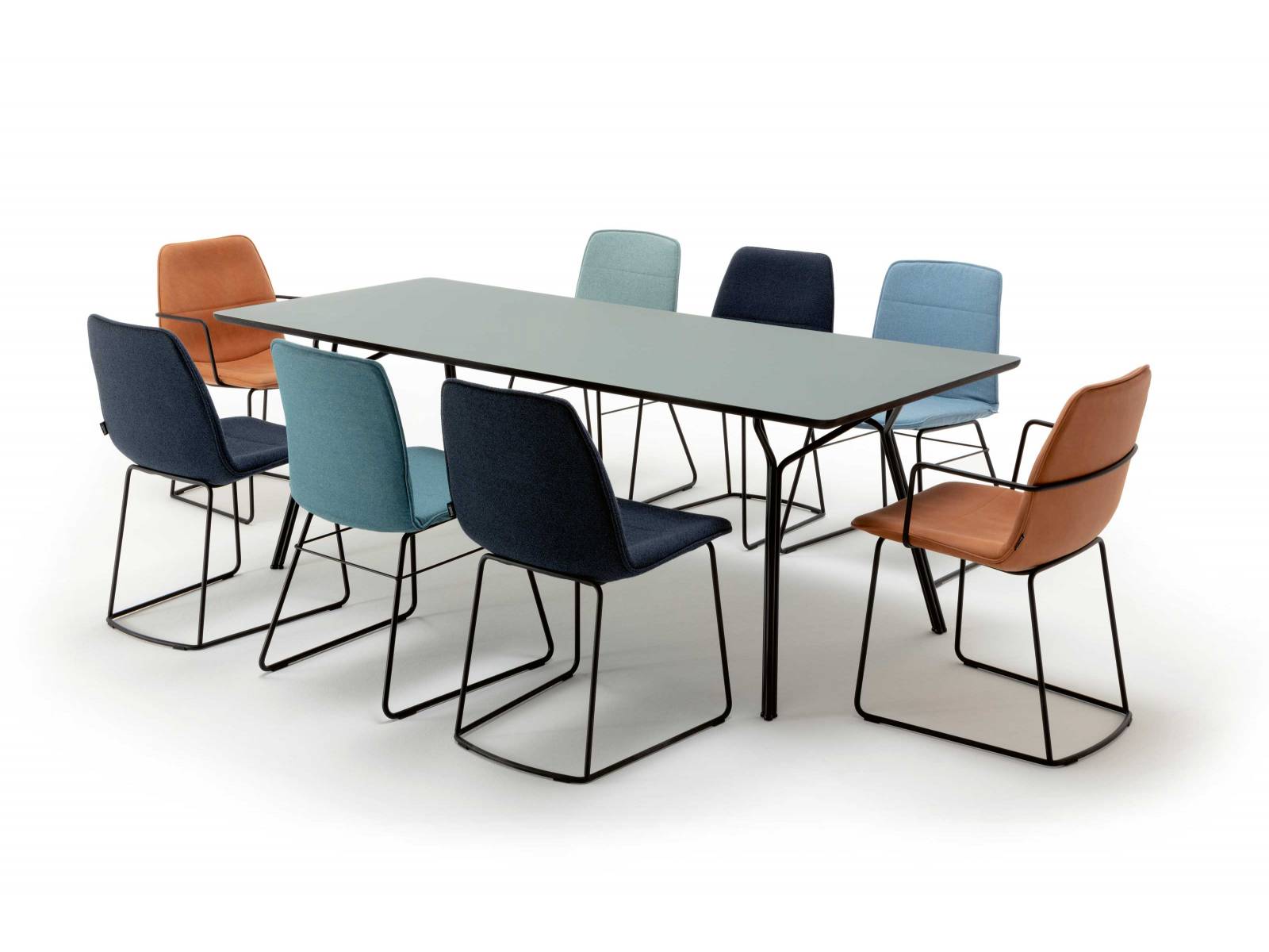 Schön gedeckte Tafel, Homeoffice-Platz oder Bastelfläche für den Nachwuchs? «Freistil 120» drängt niemanden zu einer Entscheidung, denn der neuste Tisch der Dining-Kollektion ist echt flexibel – in zwei Grössen erhältlich, mit Holz- oder Stahlgestell und einer Tischplatte in massiver Eiche oder langlebigem Fenix. Design: Johannes Steinbauer. Freistil.