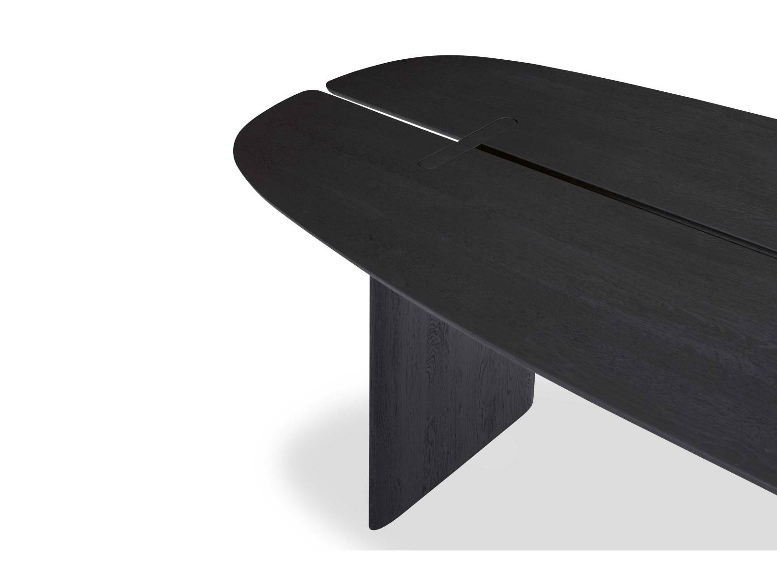 «Intervalle» präsentiert sich als ein harmonisches Zusammenspiel von Linien, Richtungen und Rundungen, die das edle Massivholz perfekt in Szene setzen. Der grafische Tisch mit dem feinen Schlitz entlang der Tischplatte ist als Ess- oder Couchtisch in neun verschiedenen Massivholz-Ausführungen erhältlich. Design: Guillaume Delvigne. Ligne Roset.