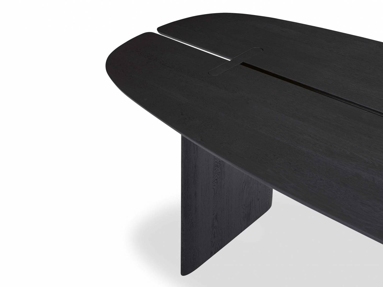 «Intervalle» präsentiert sich als ein harmonisches Zusammenspiel von Linien, Richtungen und Rundungen, die das edle Massivholz perfekt in Szene setzen. Der grafische Tisch mit dem feinen Schlitz entlang der Tischplatte ist als Ess- oder Couchtisch in neun verschiedenen Massivholz-Ausführungen erhältlich. Design: Guillaume Delvigne. Ligne Roset.