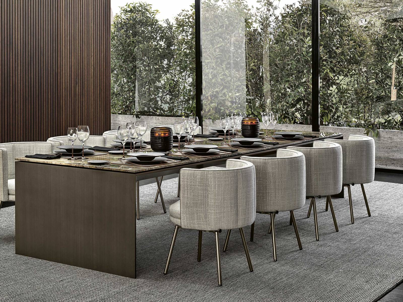 Marcio Kogan von «studio mk27 design» schuf mit «Linha» mehrere Esstische, die genau jene zwei Merkmale vereinen, die er auch in seiner Arbeit als Architekt anstrebt: Minimalismus und Eleganz. Mit einer nur 16 Millimeter dicken Struktur und der bis zu vier Meter langen Platte wirkt der Tisch leicht und luftig – trotz schwerem Grigio Orobico-Marmor. Minotti.