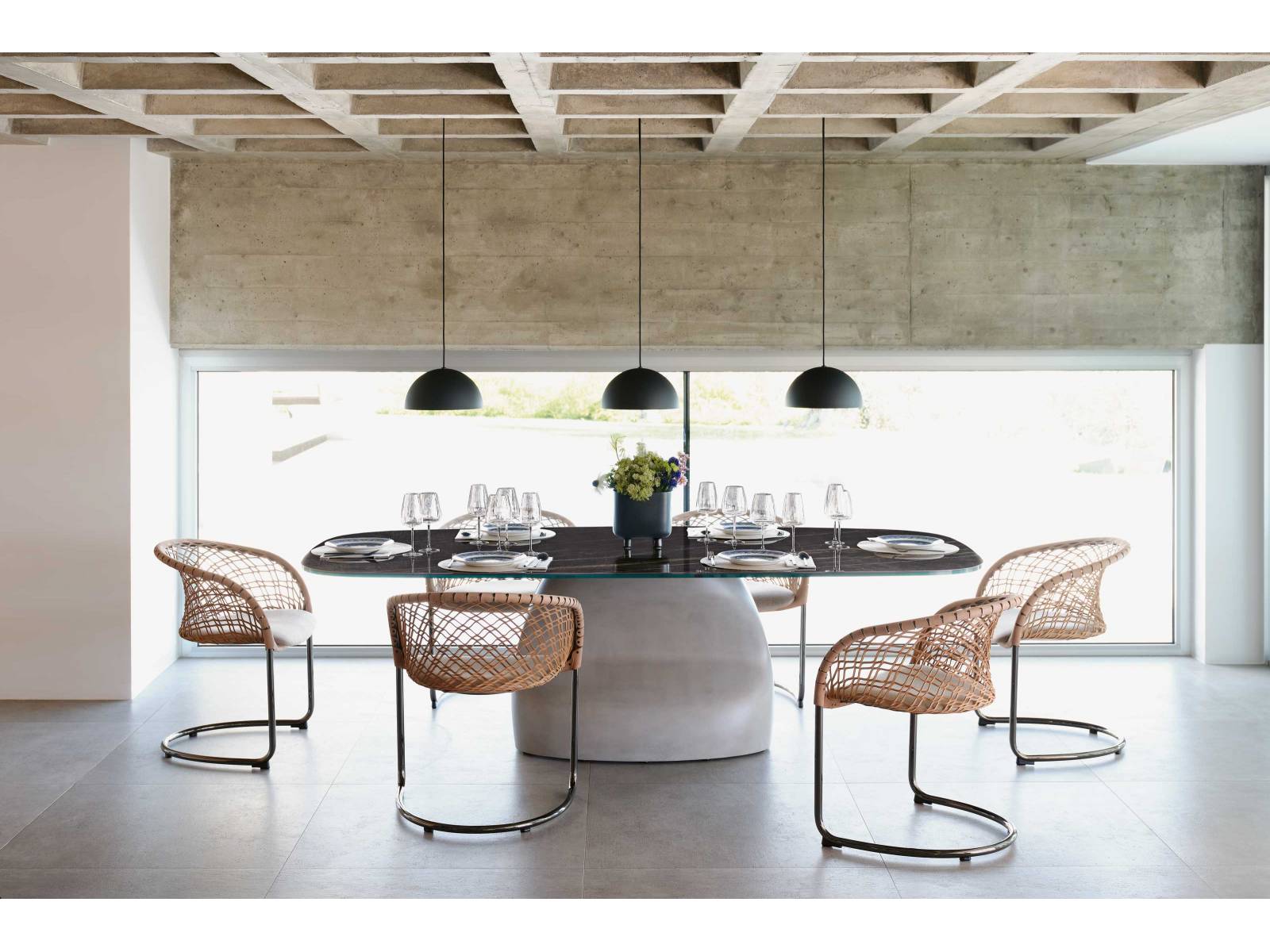 Bei der Sitzmöbelkollektion «P47» dreht sich alles um den aussergewöhnlichen Einsatz von Leder: Nur mit sichtbaren Nieten verankert wird das elastische Naturledernetz direkt auf dem Rahmen angebracht. Das gespannte Netz bietet einen aussergewöhnlichen Sitzkomfort und ein höchst ästhetisches Erscheinungsbild. Der Armlehnstuhl «P47» ist freischwingend oder mit Vierfuss-Gestell, das Ledernetz in zahlreichen Farben wählbar. Design: Franco Poli. Midj.