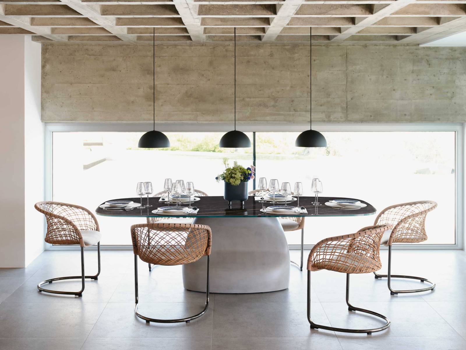 Bei der Sitzmöbelkollektion «P47» dreht sich alles um den aussergewöhnlichen Einsatz von Leder: Nur mit sichtbaren Nieten verankert wird das elastische Naturledernetz direkt auf dem Rahmen angebracht. Das gespannte Netz bietet einen aussergewöhnlichen Sitzkomfort und ein höchst ästhetisches Erscheinungsbild. Der Armlehnstuhl «P47» ist freischwingend oder mit Vierfuss-Gestell, das Ledernetz in zahlreichen Farben wählbar. Design: Franco Poli. Midj.