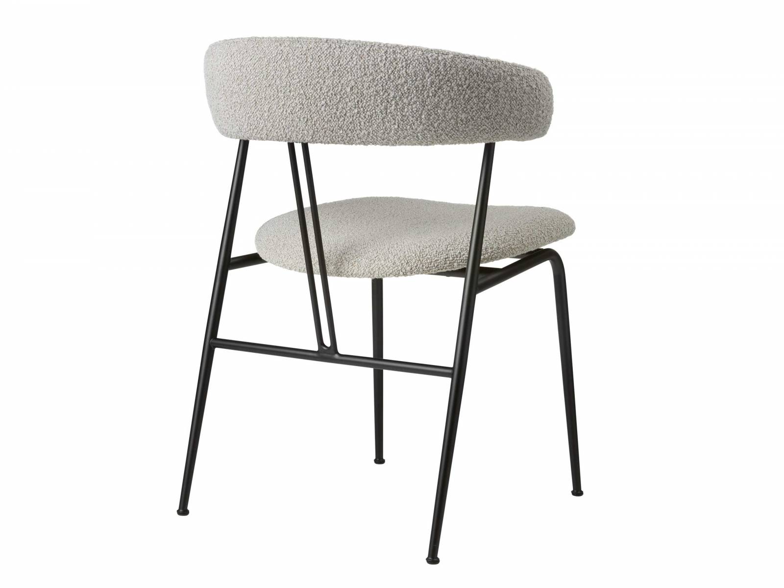 Es sind vor allem zwei feine, parallel verlaufende Linien, die an die Saiten eines Streichinstruments erinnern und den Bezug zum Namensgeber des Stuhls herstellen: Das Designerduo Gam Fratesi griff im «Violin Chair» die Geometrie, Symmetrie und Handwerkskunst des edlen Musikinstruments auf, hielt dabei aber konsequent an der zeitlosen, archetypischen Form des Esszimmerstuhls fest. Gubi.