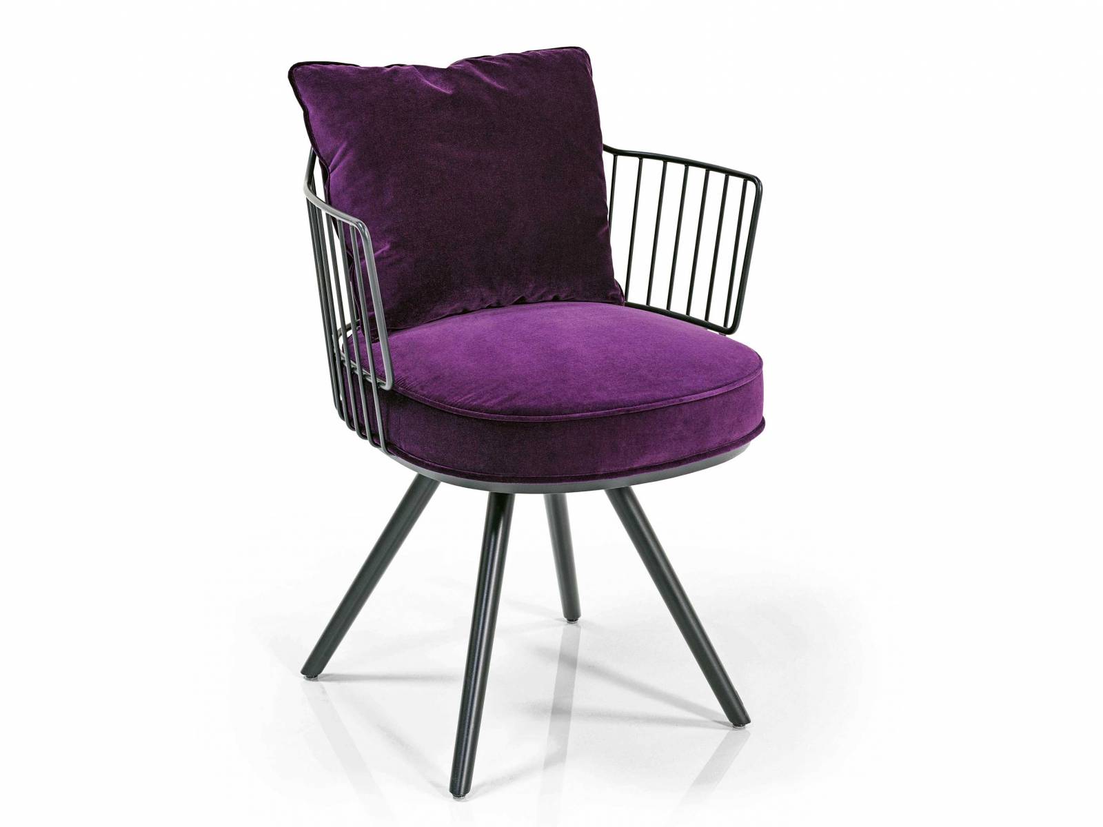 Der Stuhl «Paradise Bird» ist das Herzstück der gleichnamigen Kollektion Luca Nichettos, die das spannende Zusammenspiel zwischen Offenheit und Geborgenheit thematisiert. Das charakteristische Merkmal der Kollektion ist ein Metallrahmen, wahlweise schwarz oder messingfarben, der den Sitzenden wie ein Nest umgibt. Mit der einladend runden Polsterung und der grosszügigen Sitzfläche vermittelt der Stuhl «Paradise Bird» Wärme und Gemütlichkeit. Wittmann.