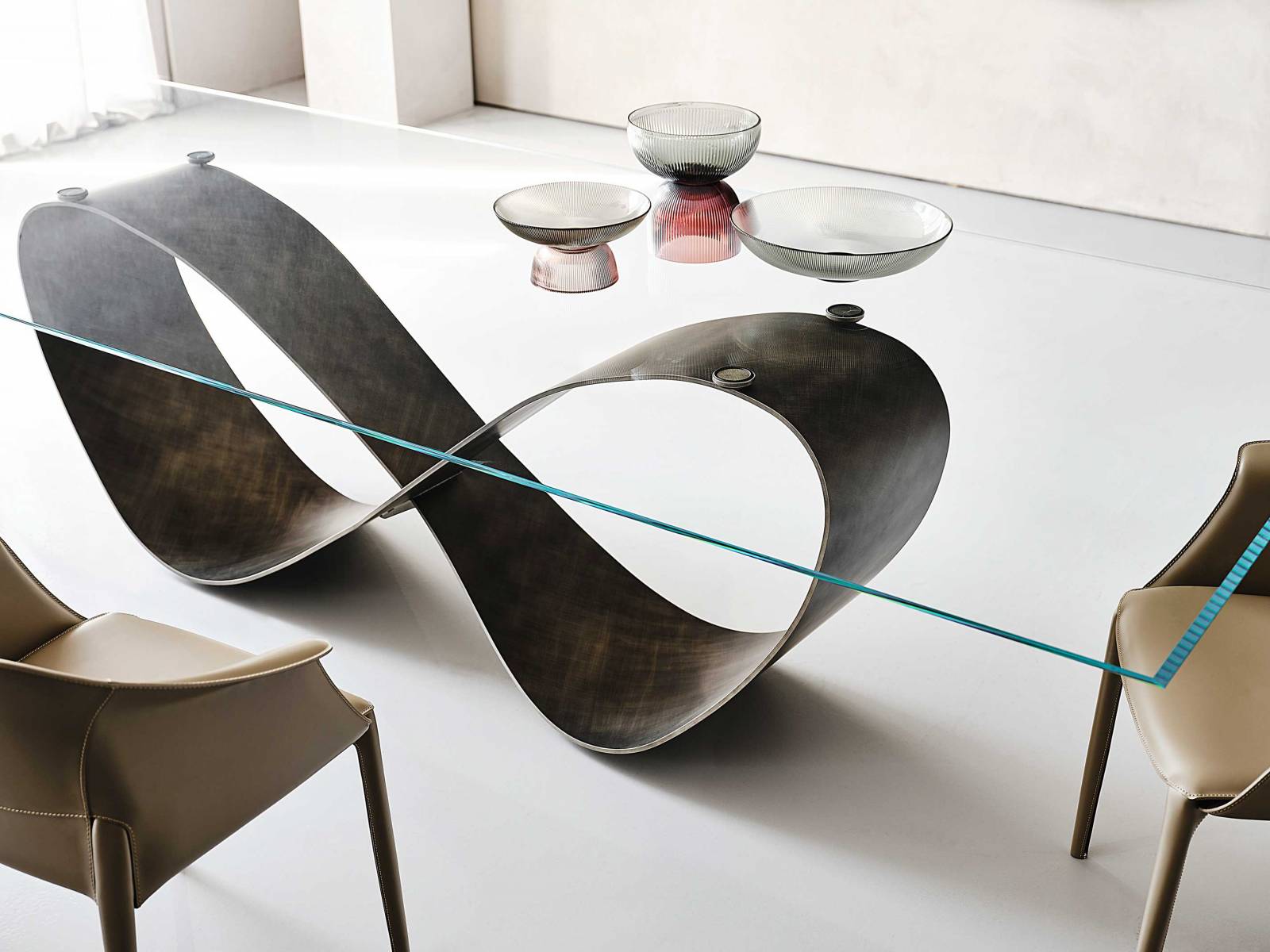 Ein zarter Schmetterling stand Pate für die Form des neusten Tisches, den das Studio Nucleo+ entworfen hat. «Butterfly» besteht aus einem filigran wirkenden, geschwungenen Stahlsockel, der dem Tisch eine gewisse Eleganz verleiht und durch die aufliegende Glasplatte noch verstärkt wird. In der Version «Butterfly Keramik» trägt der skulpturale Stahlsockel eine Tischplatte aus Marmi-Keramik. Cattelan Italia.