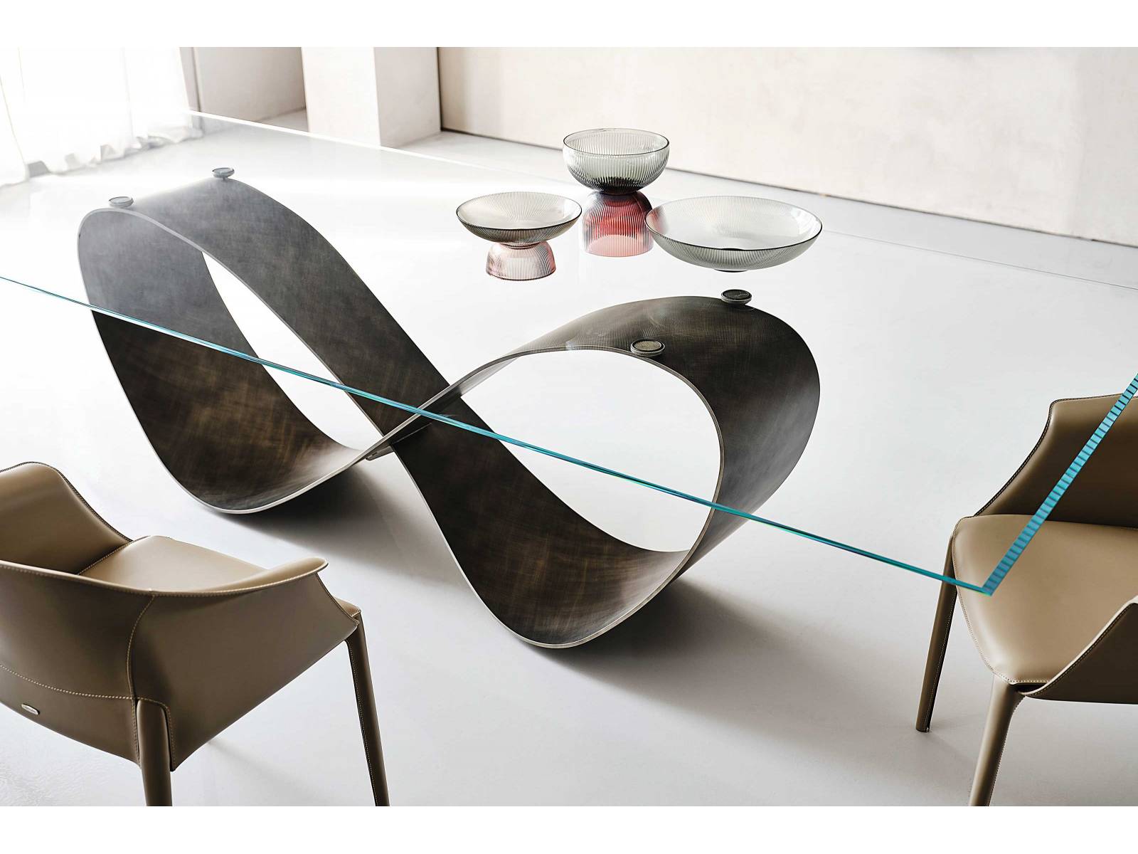 Ein zarter Schmetterling stand Pate für die Form des neusten Tisches, den das Studio Nucleo+ entworfen hat. «Butterfly» besteht aus einem filigran wirkenden, geschwungenen Stahlsockel, der dem Tisch eine gewisse Eleganz verleiht und durch die aufliegende Glasplatte noch verstärkt wird. In der Version «Butterfly Keramik» trägt der skulpturale Stahlsockel eine Tischplatte aus Marmi-Keramik. Cattelan Italia.