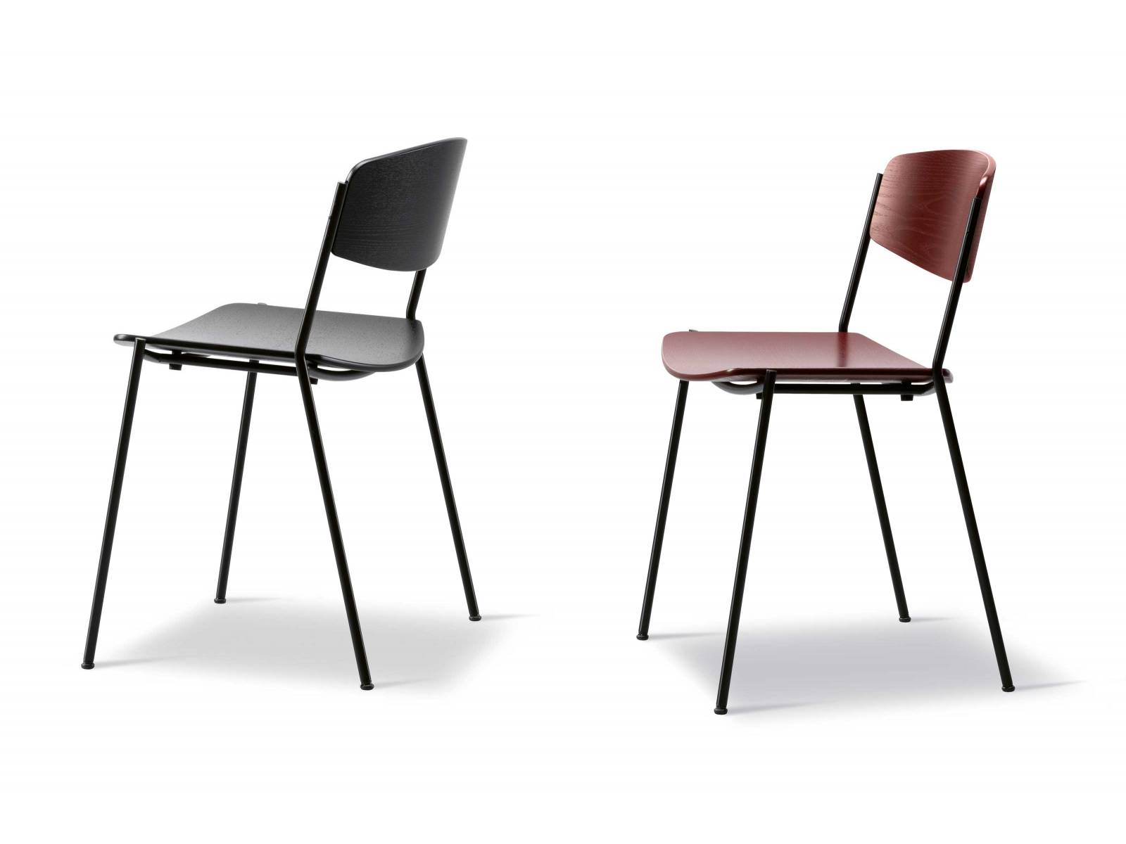 67 Jahre lang fristete der «Lynderup Chair» sein Dasein als Skizze auf dem Papier, bis das dänische Familienunternehmen in diesem Jahr beschloss, ihn zu produzieren. Die dänische Designlegende Børge Mogensen gab dem Stuhl alles, was ein funktionales Sitzmöbel ausmacht — einen Metallrohrrahmen und eine breite Sitzfläche aus Sperrholz. Der «Lynderup Chair» ist stapelbar, in schwarz oder natur, mit schwarzen oder verchromten Beinen erhältlich. Fredericia.