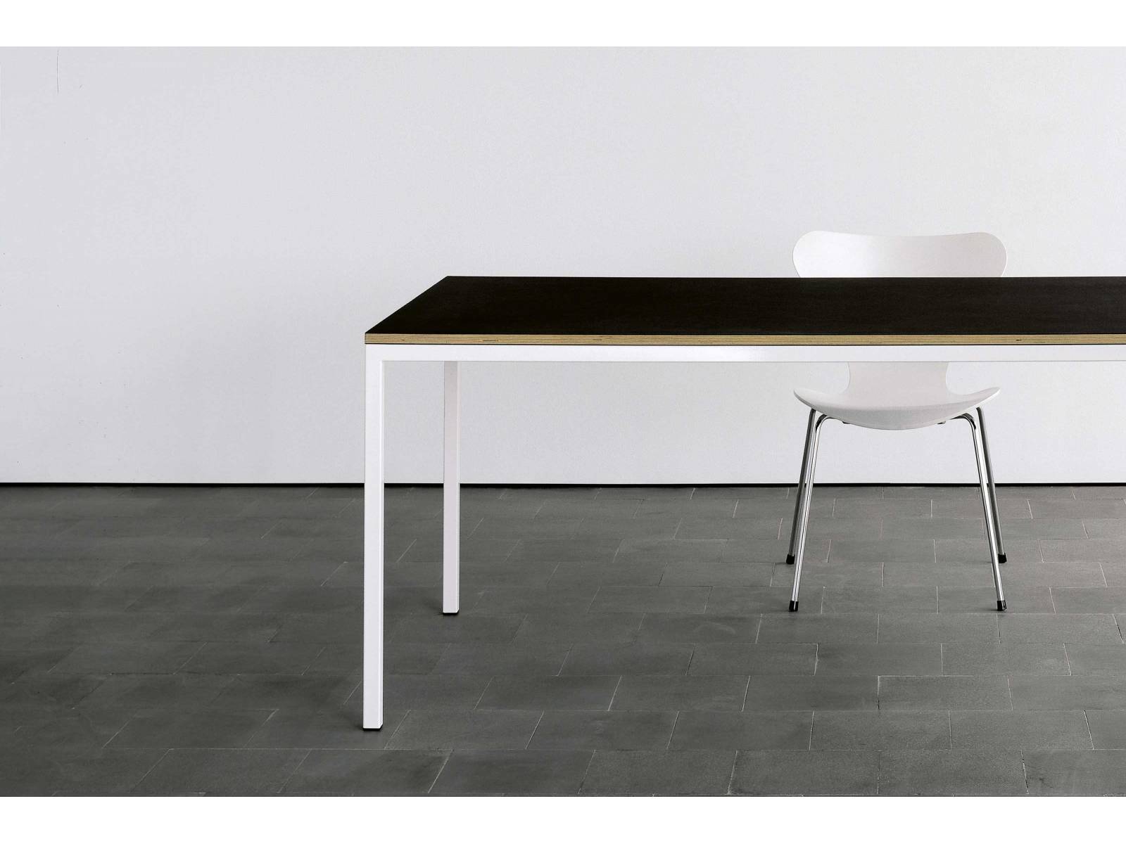 Schlicht und funktional, das ist der «Lehni Tisch». Dank seines zeitlosen Aussehens lässt er sich flexibel mit vorhandenem Interieur kombinieren und ist aufgrund der individuell wählbaren Höhe für jeden Wohnbereich geeignet. Neu sind die Tischoberflächen mit Linoleum und Fenix erhältlich und das Gestell in einem satten Blutorange. Lehni.