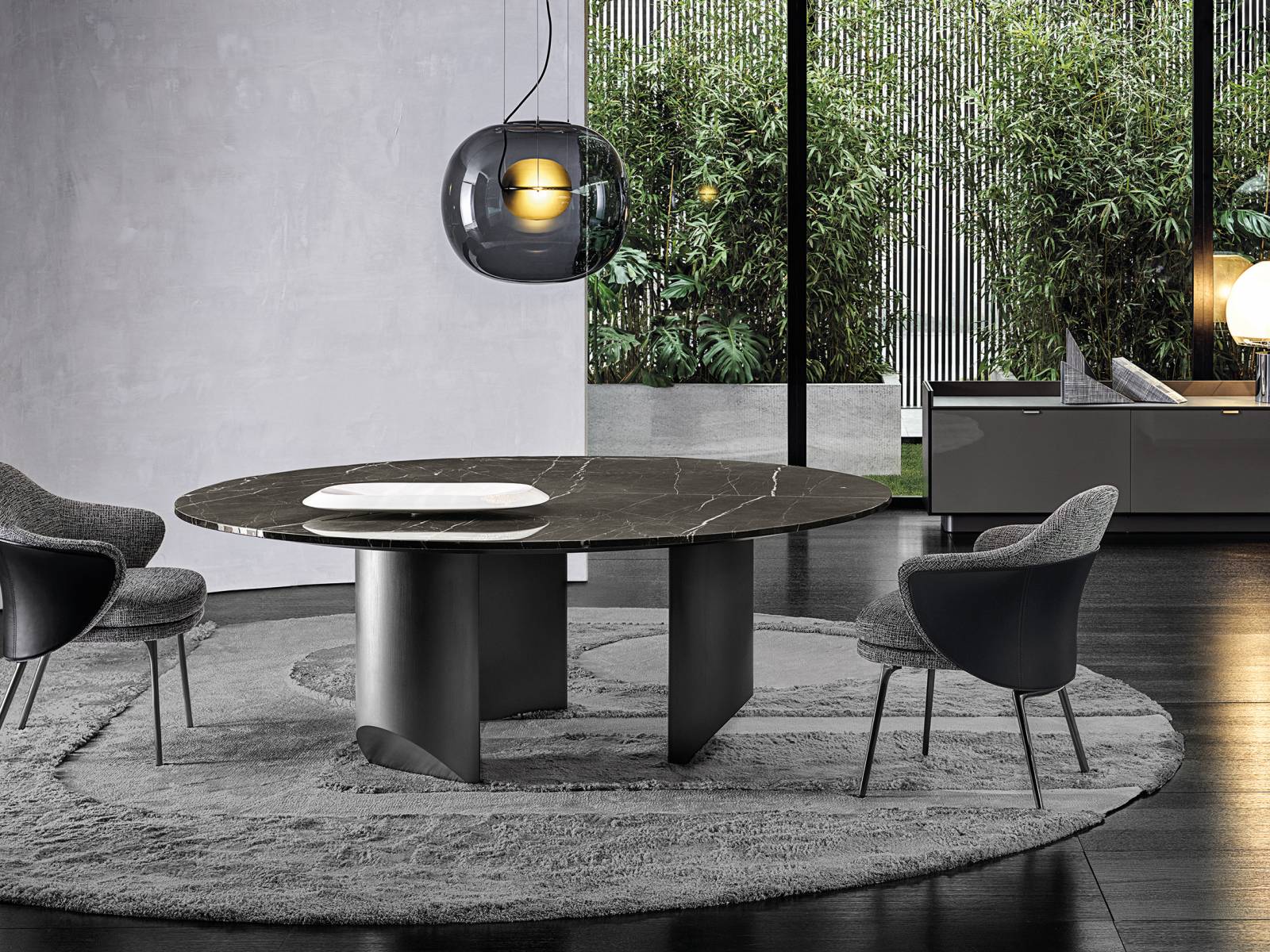 Wie eine Ballerina, die sich auf ihre Zehenspitzen erhebt: Indem der Japaner Nendo den massiven Beinen einen Schrägschnitt verpasst, nimmt er dem Volumen optisch Gewicht und verleiht dem Tisch dadurch die nötige Leichtigkeit. Im Bild der Esstisch, flankiert von Stuhl «Angie» des dänisch-italienischen Designerduos Gam Fratesi. Minotti.