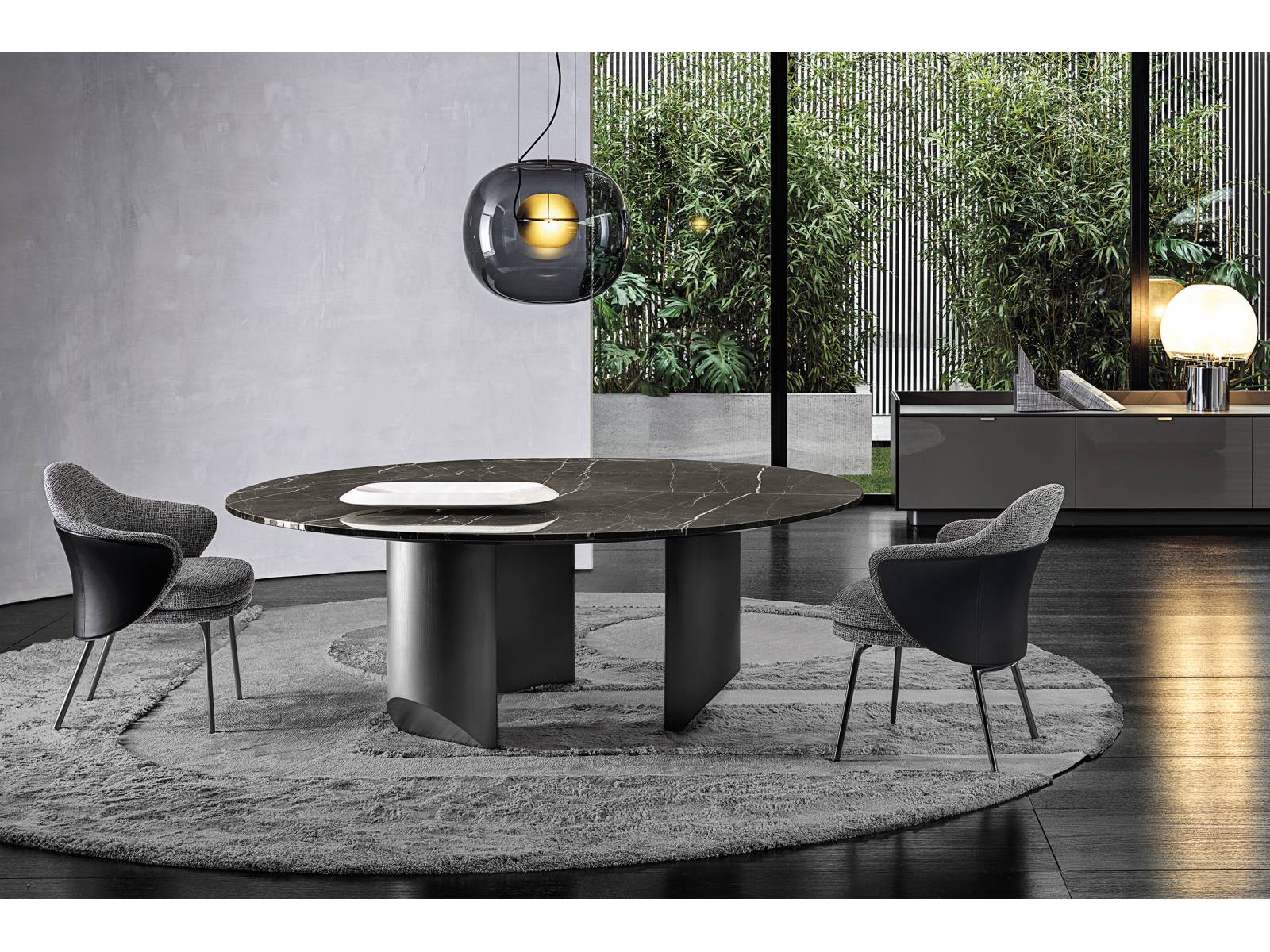 Wie eine Ballerina, die sich auf ihre Zehenspitzen erhebt: Indem der Japaner Nendo den massiven Beinen einen Schrägschnitt verpasst, nimmt er dem Volumen optisch Gewicht und verleiht dem Tisch dadurch die nötige Leichtigkeit. Im Bild der Esstisch, flankiert von Stuhl «Angie» des dänisch-italienischen Designerduos Gam Fratesi. Minotti.