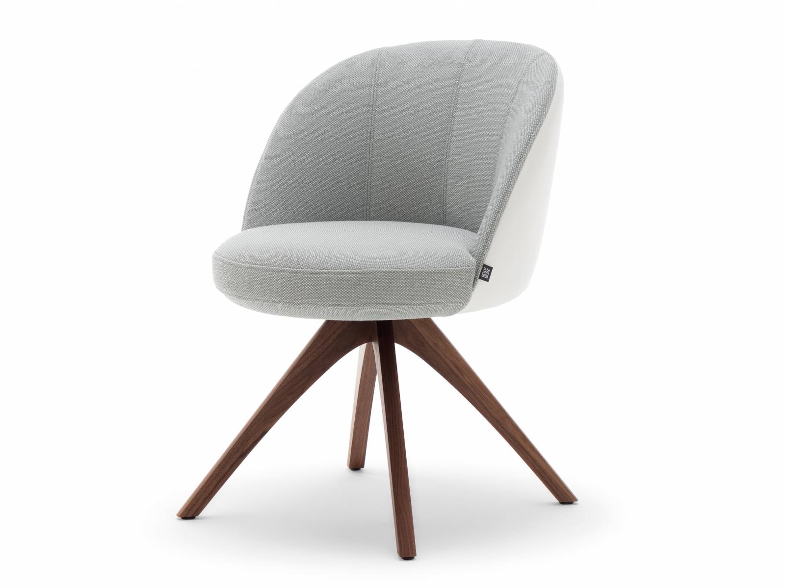 «629» von This Weber besticht mit bescheidener Zurückhaltung und grosser Liebe zum Detail. Der angenehmen Grösse des gepolsterten Stuhls ist es zu verdanken, dass er sowohl in einer Gruppe, als auch solo auftreten kann. In Uni oder im Mix & Match aus Stoff und Leder. Rolf Benz.