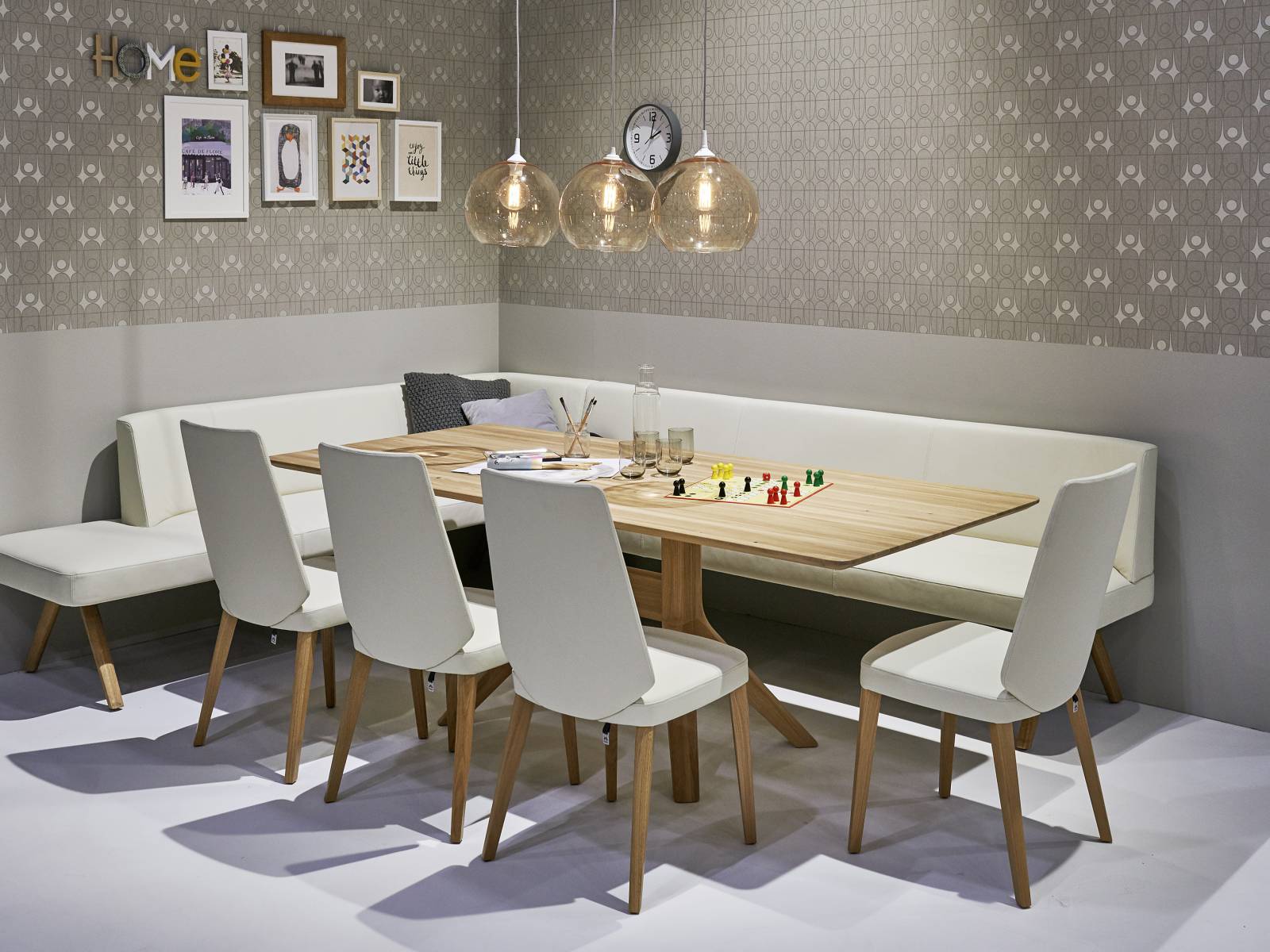 Die Produktserie «T 110» eröffnet die Tafelrunde: Indem er das Gestell einrückt und zu einer Art Fuss zusammenfasst, ermöglicht der deutsche Möbelhersteller neue (Bein-)Freiheiten bei der Möblierung des Zuhauses. In Eiche oder Nussbaum, mit quadratischer, rechteckiger oder runder Tischplatte. Hülsta.