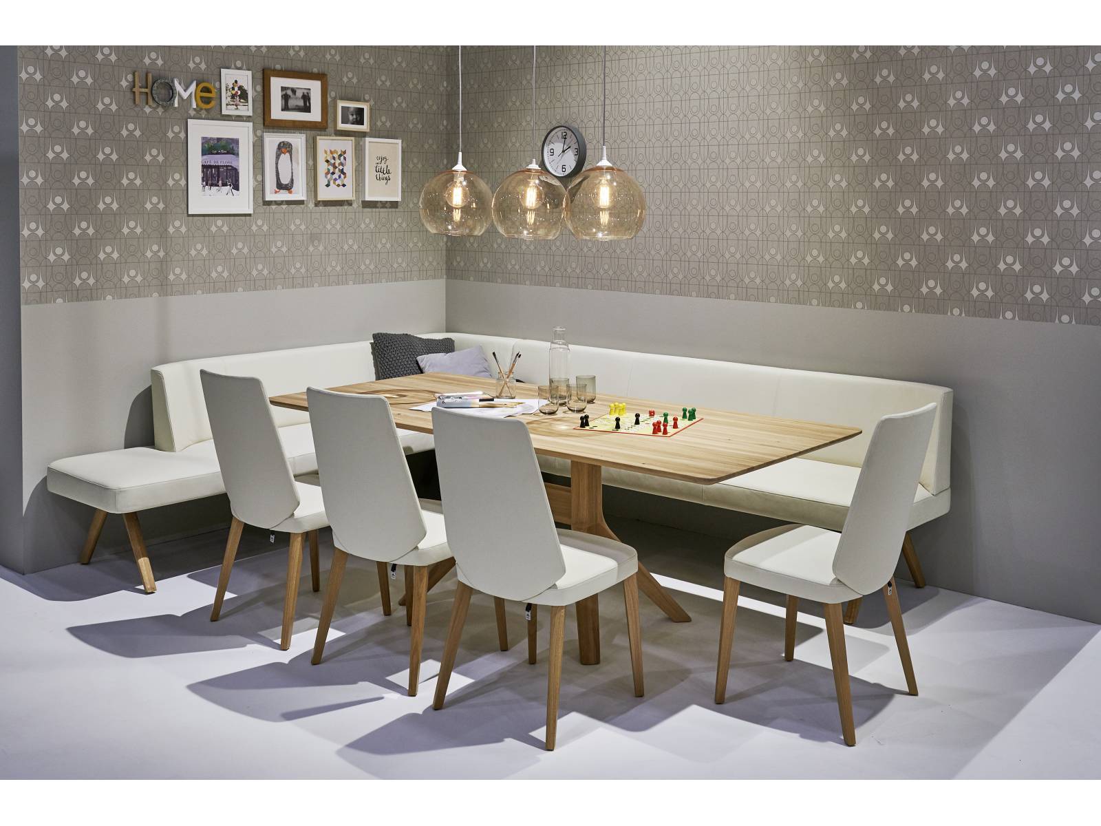 Die Produktserie «T 110» eröffnet die Tafelrunde: Indem er das Gestell einrückt und zu einer Art Fuss zusammenfasst, ermöglicht der deutsche Möbelhersteller neue (Bein-)Freiheiten bei der Möblierung des Zuhauses. In Eiche oder Nussbaum, mit quadratischer, rechteckiger oder runder Tischplatte. Hülsta.