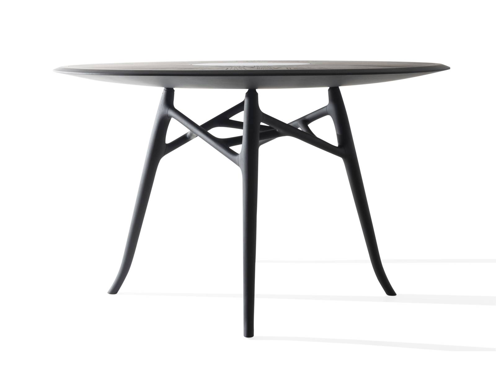 «Aris» ist ein Esstisch, der nicht nur durch seine pittoreske Form überzeugt, sondern auch durch die gekonnte Zusammensetzung der unterschiedlichen Materialien. Das Massivholzgestell trägt entweder eine laminierte MDF-Platte mit Holzrahmen oder eine Marmorplatte, in deren Mitte ein Teil aus Glas eingearbeitet ist. Die Stühle stammen ebenfalls vom brasilianischen Hersteller. Sollos.