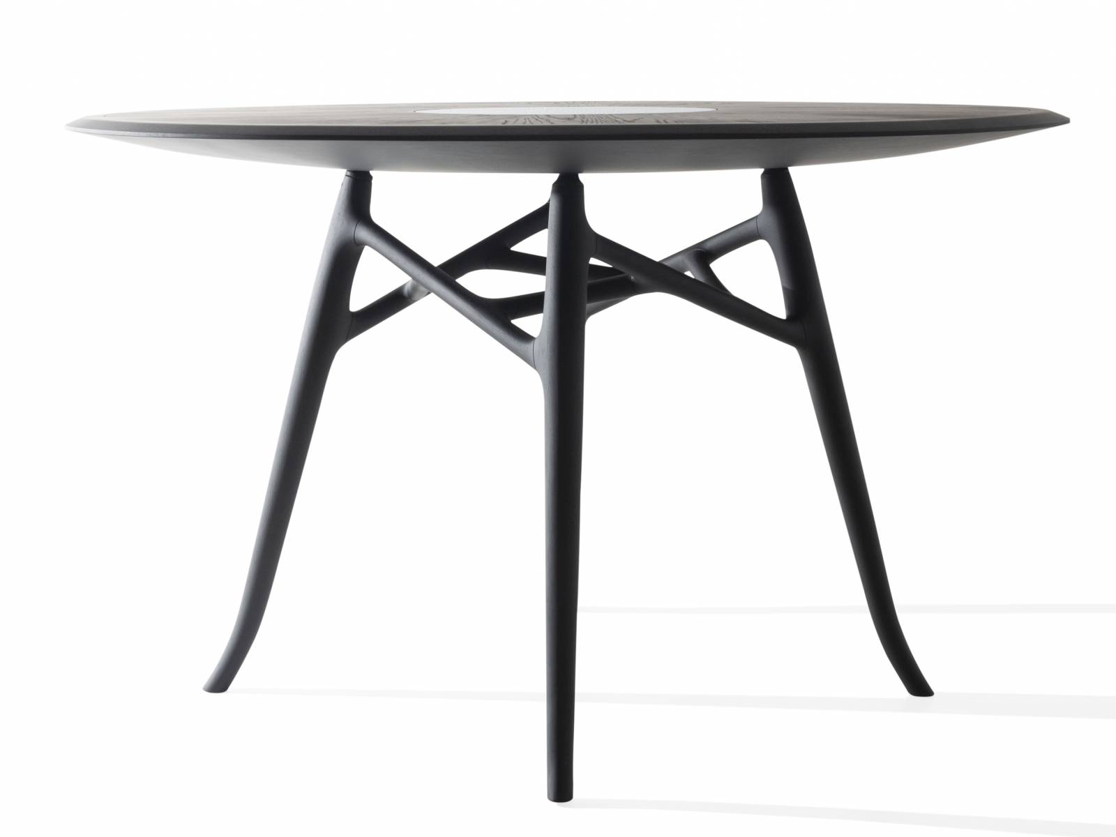 «Aris» ist ein Esstisch, der nicht nur durch seine pittoreske Form überzeugt, sondern auch durch die gekonnte Zusammensetzung der unterschiedlichen Materialien. Das Massivholzgestell trägt entweder eine laminierte MDF-Platte mit Holzrahmen oder eine Marmorplatte, in deren Mitte ein Teil aus Glas eingearbeitet ist. Die Stühle stammen ebenfalls vom brasilianischen Hersteller. Sollos.