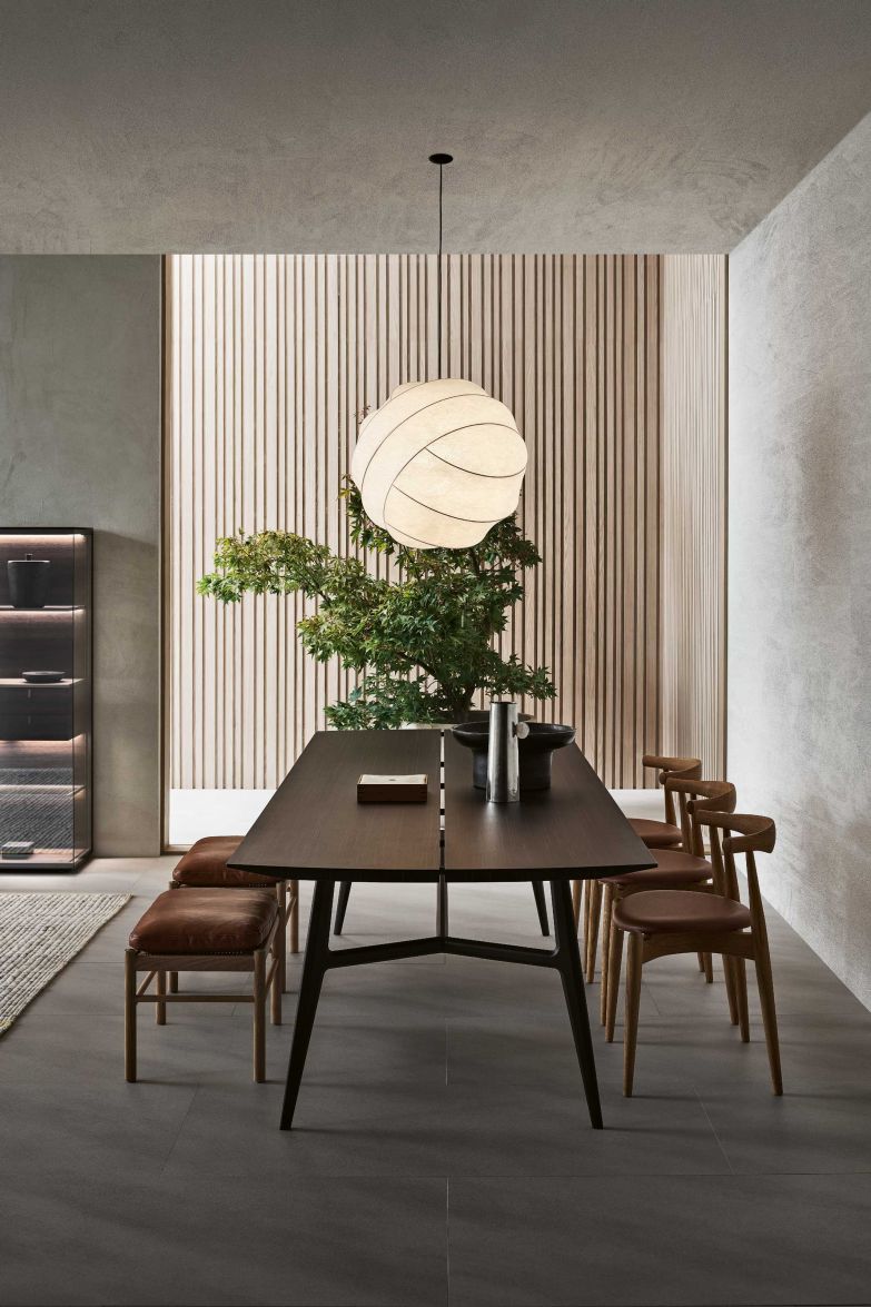 In der Mythologie wird Ebenholz oft eine magische Wirkung zugeschrieben, was stimmen muss, denn das neue Finish Tinto Ebano von Tisch «Francis» hat uns sofort in seinen Bann gezogen. RIMADESIO.IT