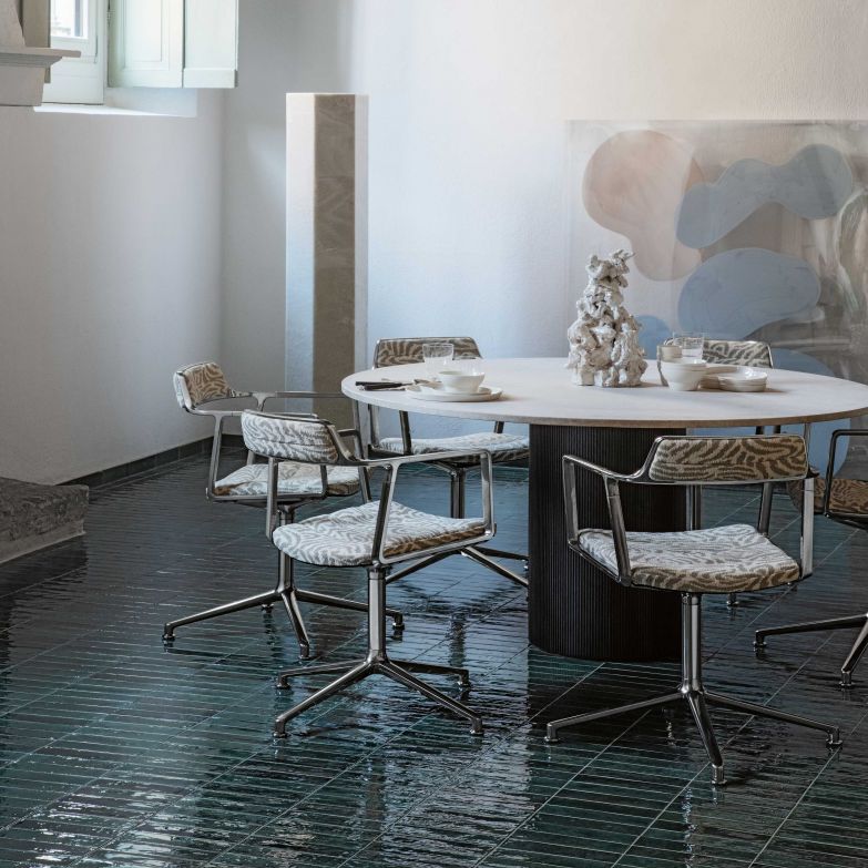 Der skandinavische Minimalismus des «Swivel Chair» verbindet sich in einer limitierten Auflage mit barockem Maximalismus. Das Muster des italienischen Textils ist aus den Fresken des Palazzo Monti in Brescia entstanden. VIPP.COM