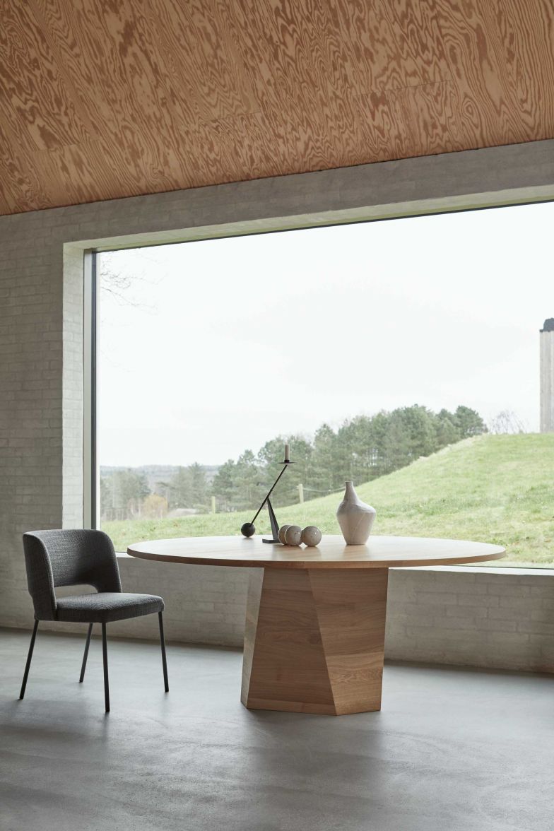 Wie seine grossen Brüder ist auch der kleine Runde aus der Kollektion «Varan» Objekt und Tisch gleichermassen. Das liegt zum einen an dem polygonalen Fuss, aber auch an der attraktiven Maserung des Holzes. MORE-MOEBEL.DE