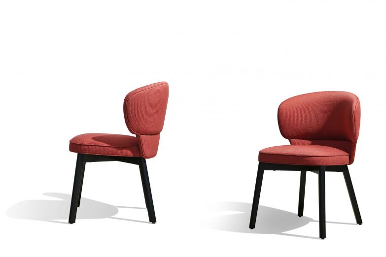 Stuhl «Morton» von Sebastian Herkner ist ein gutes Beispiel für das handwerkliche Know-how, das in der österreichischen Manufaktur gepflegt wird: Die präzise gezeichnete, zweiteilige Rückenpolsterung umschliesst den Körper sanft, wobei die dezent federnde Rückenlehne und der Taschenfederkern im Sitzkissen für hohen Sitzkomfort sorgen. WITTMANN.AT