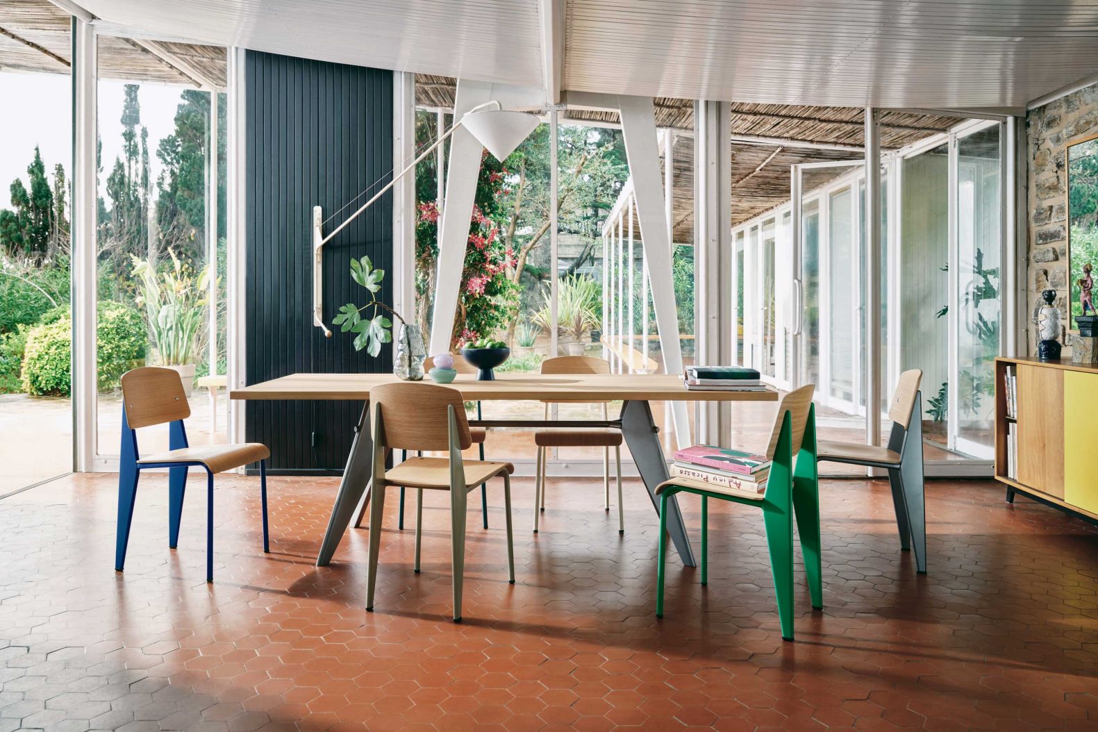 Alles andere als «Standard». In den neuen Farben macht der Klassiker von Jean Prouvé Lust, den Essbereich neu zu gestalten. Im Bild ist das Modell mit Eichenholzsitz in der Farbe Marcoule bleu. VITRA.COM