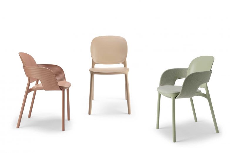 Das Konzept des Stuhls «Hug» beruht auf der Balance zwischen Sitzfläche und Rückenlehne. Beide werden von einem gebogenen Holzelement umschlossen, welches verbindend wirkt und gleichzeitig als Armlehne dient. Für drinnen und draussen. SCABDESIGN.COM 