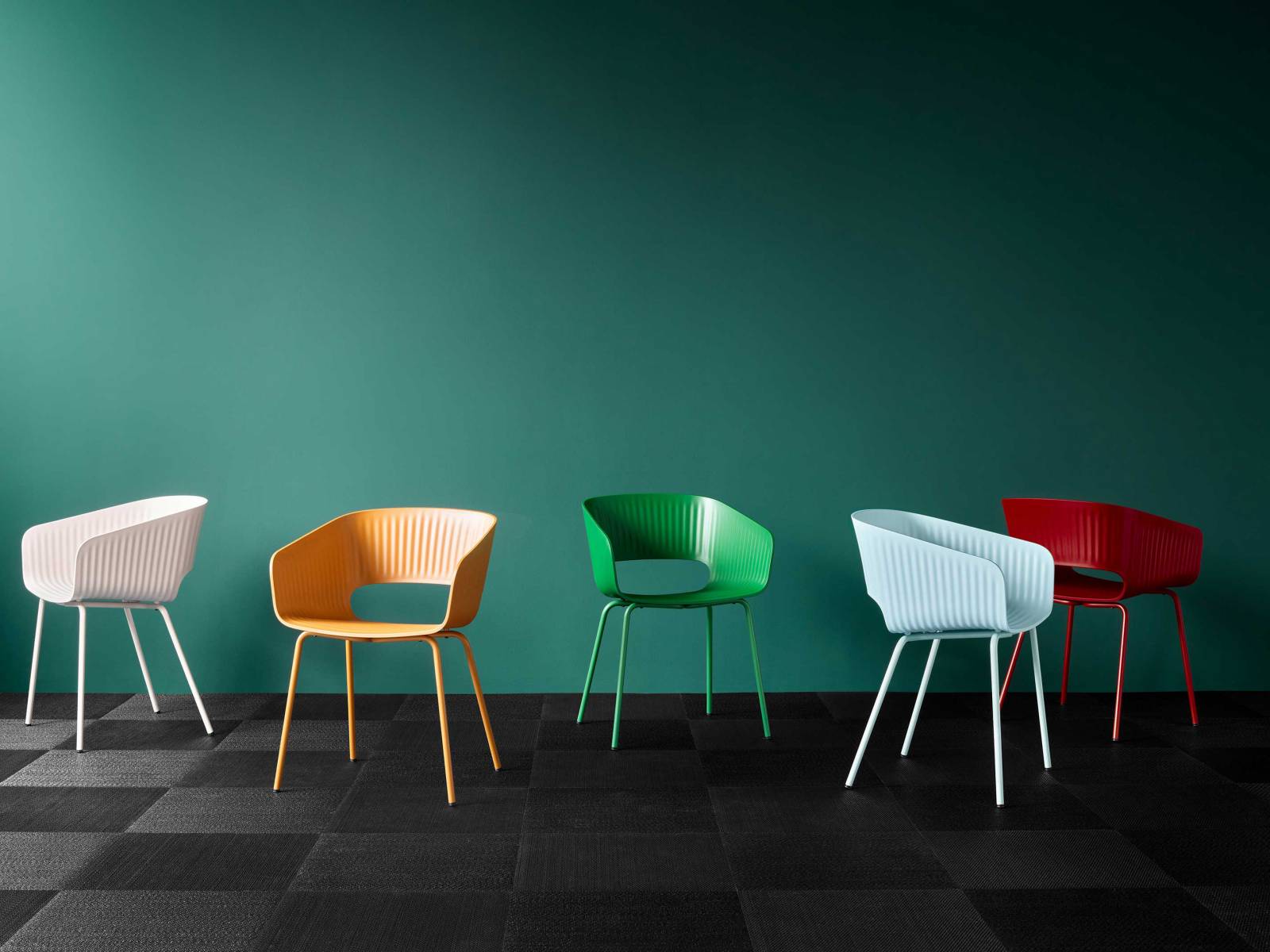 Gut Ding will Weile haben – denn es dauerte fünf Jahre, bis der Designer Jens Martin Skibsted den Stuhl «Marée» von der Idee bis zum fertigen Produkt realisierte. Inspirieren liess er sich von den wellenförmigen Sandrillen, welche durch die Gezeiten erzeugt werden. Foto: Yellows.dk. MONTANA. 