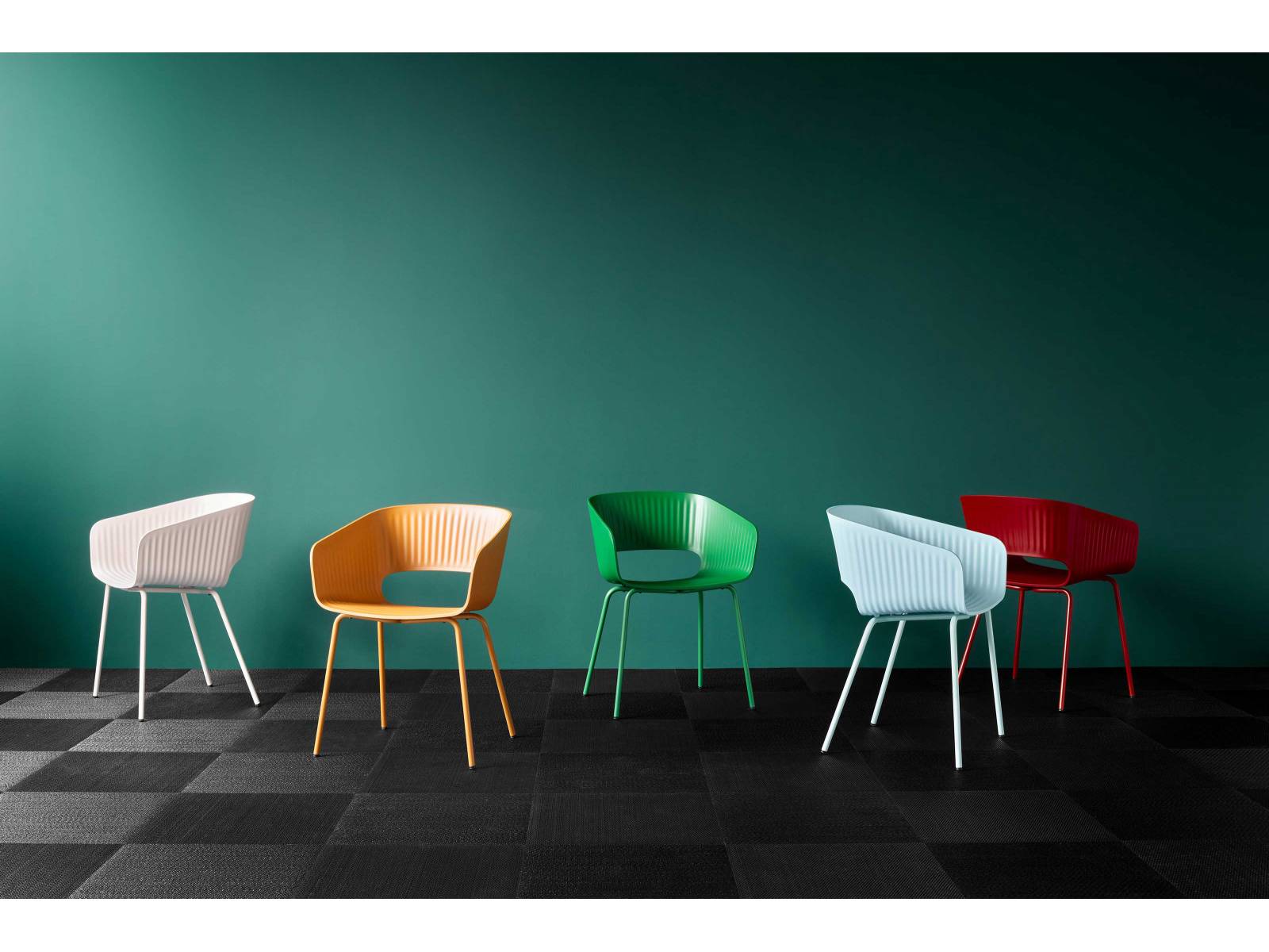 Gut Ding will Weile haben – denn es dauerte fünf Jahre, bis der Designer Jens Martin Skibsted den Stuhl «Marée» von der Idee bis zum fertigen Produkt realisierte. Inspirieren liess er sich von den wellenförmigen Sandrillen, welche durch die Gezeiten erzeugt werden. Foto: Yellows.dk. MONTANA. 