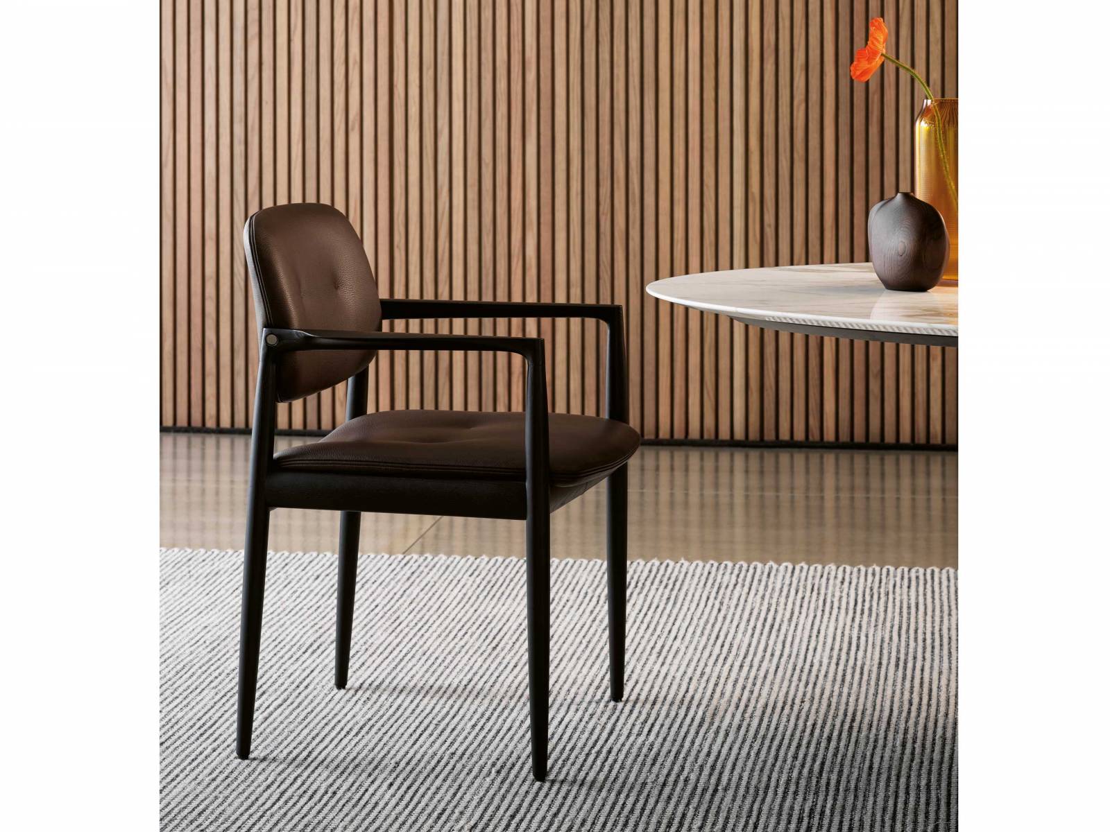 Der japanische Name, die skandinavische Formensprache und das italienische Handwerk machen aus dem Dining Chair «Yoko» ein Möbelstück, das alle drei Kulturen in sich vereint. Design: Inoda + Sveje. MINOTTI.