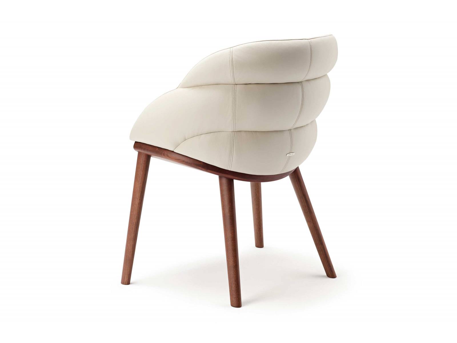 Luca Signoretti hat mit «Camilla» einen gepolsterten Sessel geschaffen, der ein stundenlanges Sitzvergnügen garantiert. Denn die ummantelnde, weiche Rückenlehne sorgt für langanhaltenden Komfort. Foto: Tortora. CATTELAN. 