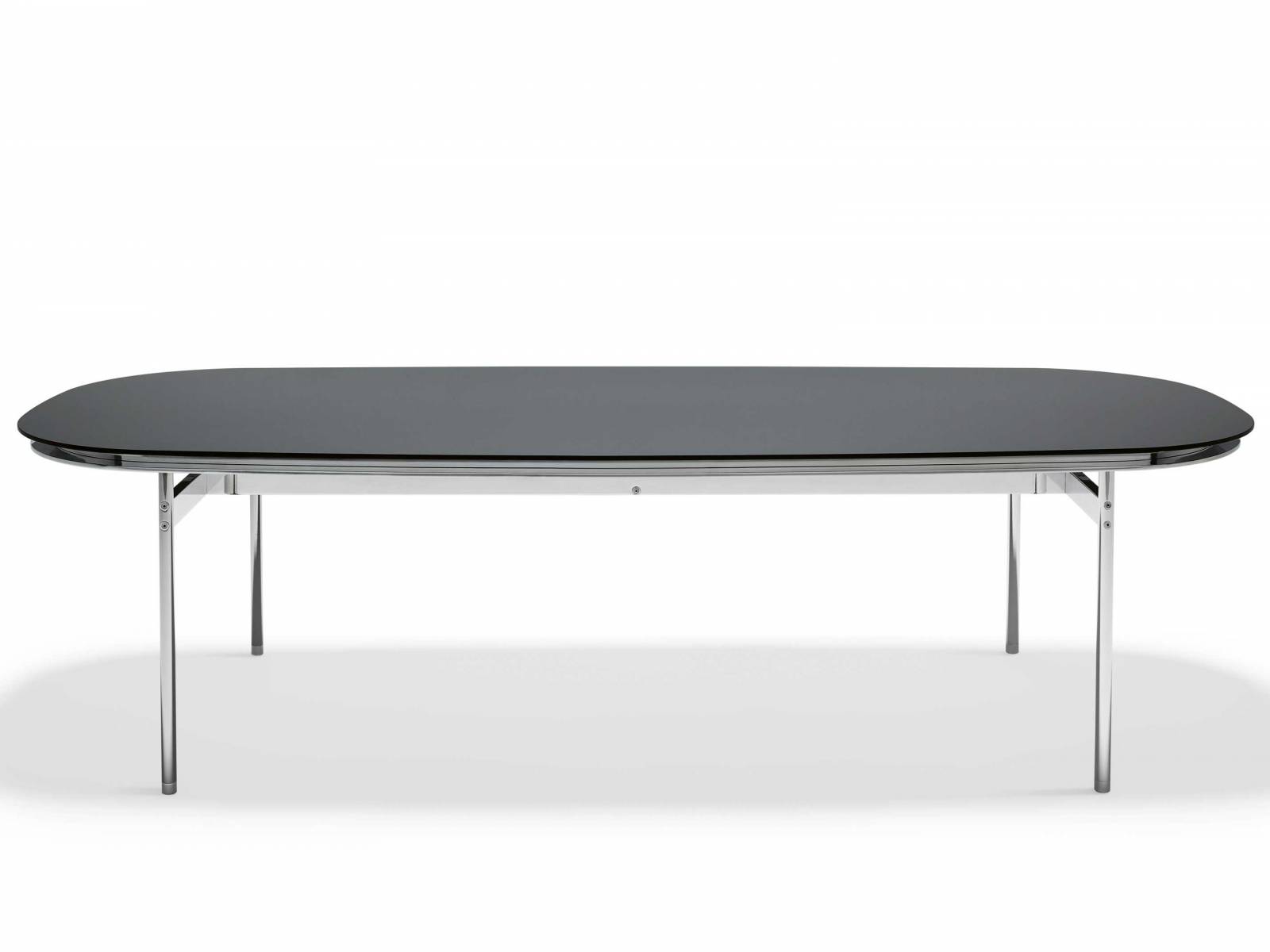 Antonio Citterio präsentiert eine neue «Table Collection», unter anderem diesen Esstisch mit eleganten Beinen aus Stahlrohr und einer ovalen Tischplatte aus schwarzem Glas oder optional aus Marmor. Foto: Federico Edron. KNOLL.